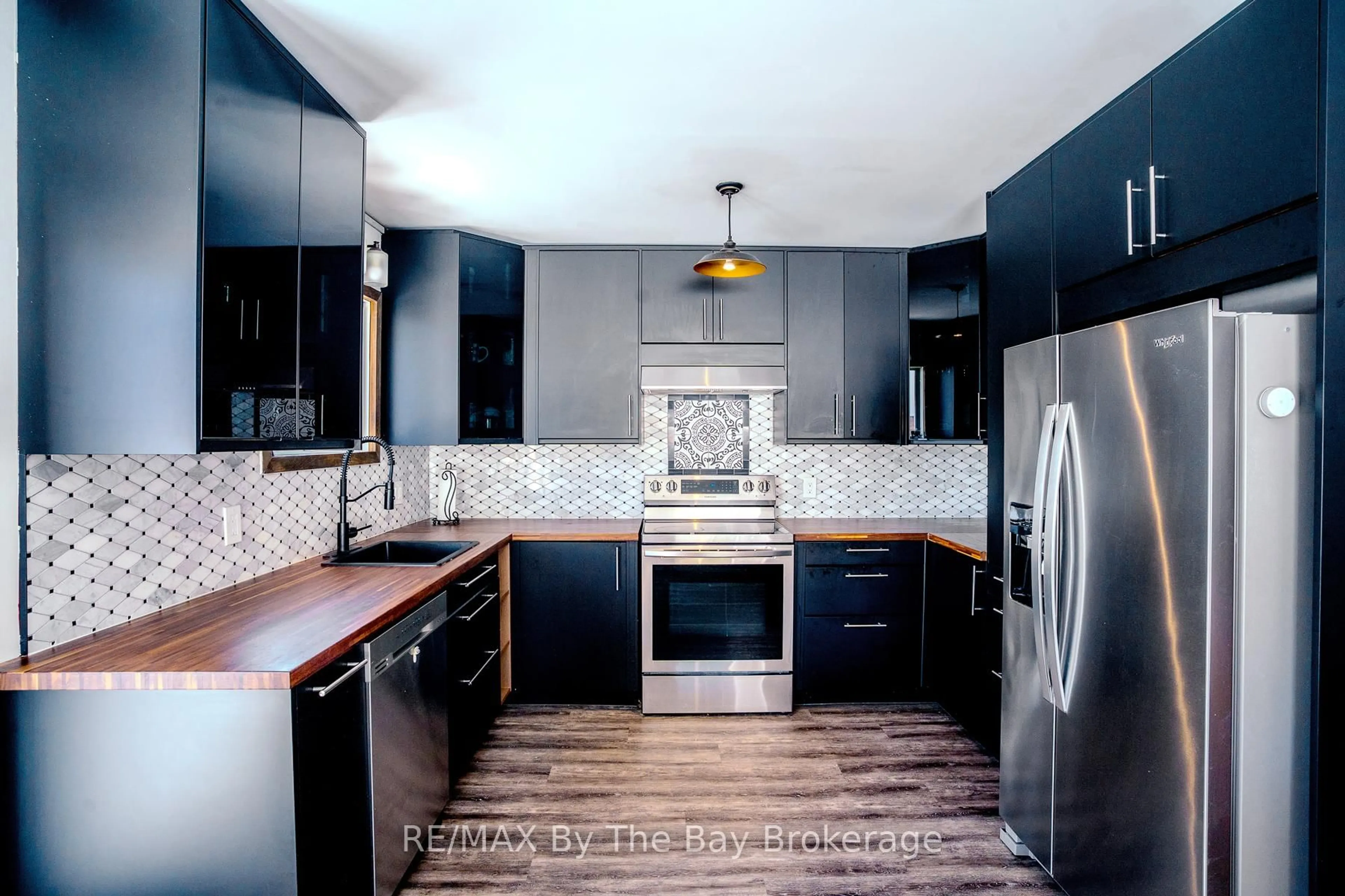 Contemporary kitchen, unknown for 247 SIMCOE St, Clearview Ontario L0M 1S0