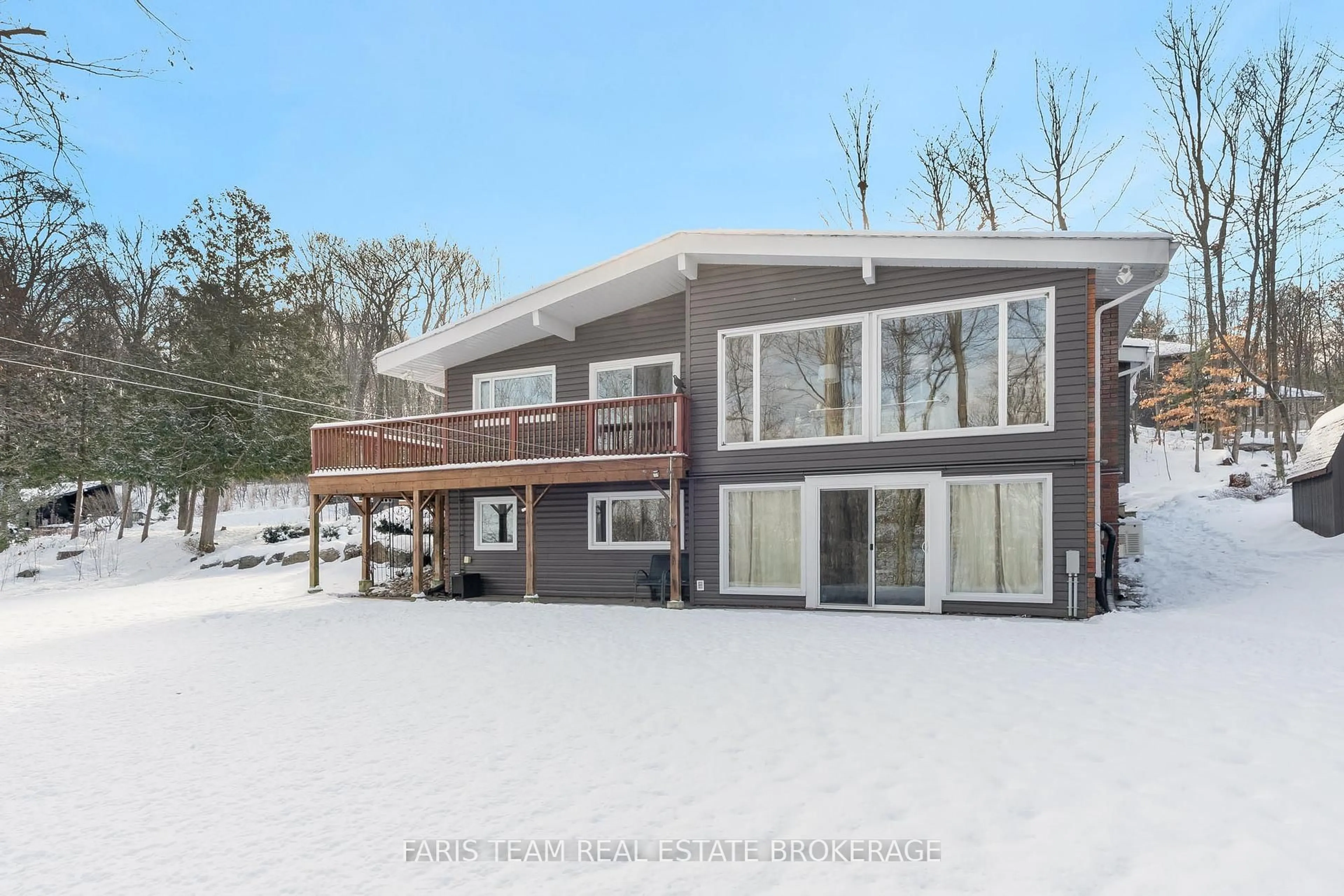 A pic from outside/outdoor area/front of a property/back of a property/a pic from drone, unknown for 10 Morgan Crt, Penetanguishene Ontario L9M 1Z2