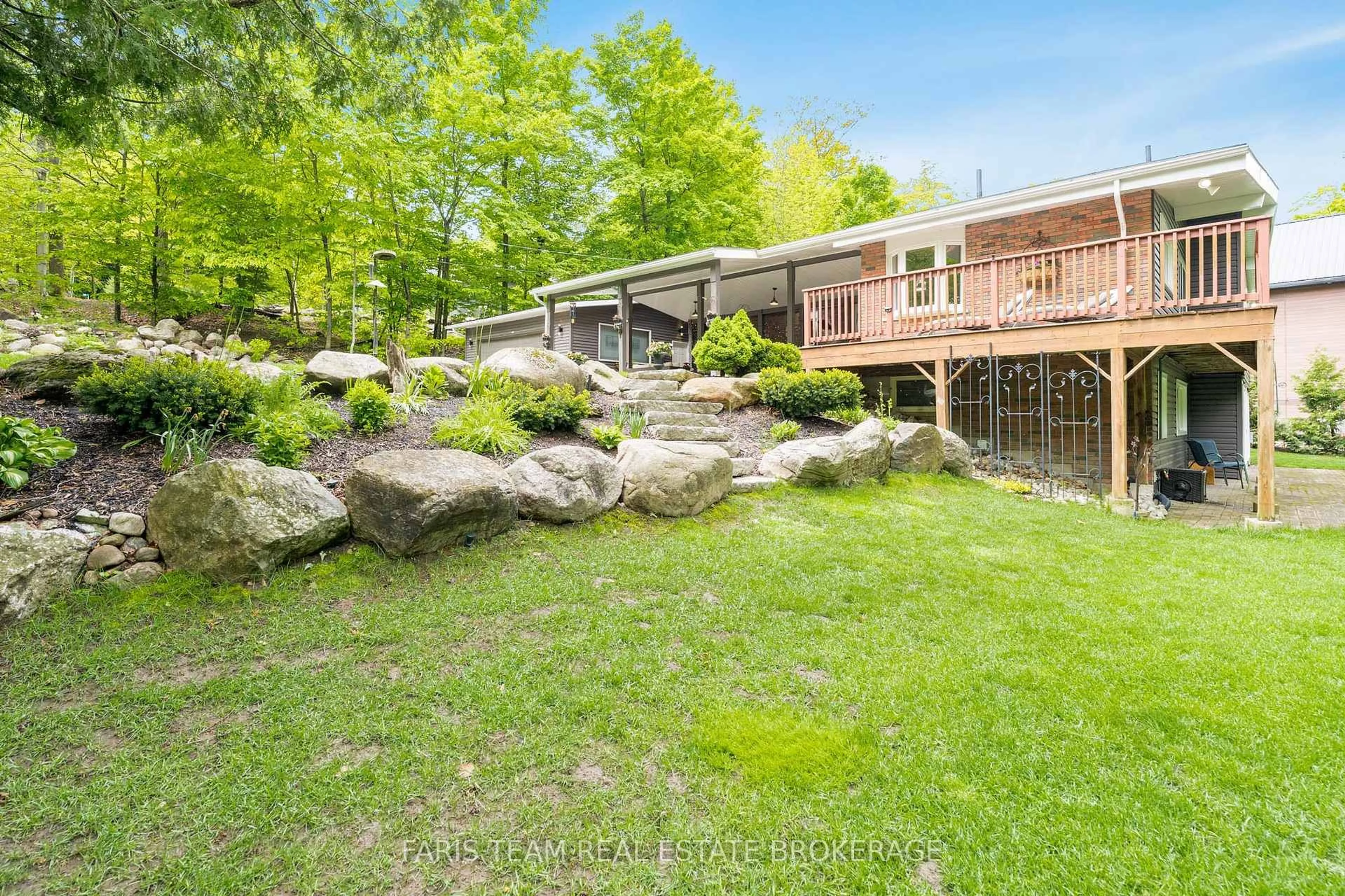 A pic from outside/outdoor area/front of a property/back of a property/a pic from drone, water/lake/river/ocean view for 10 Morgan Crt, Penetanguishene Ontario L9M 1Z2