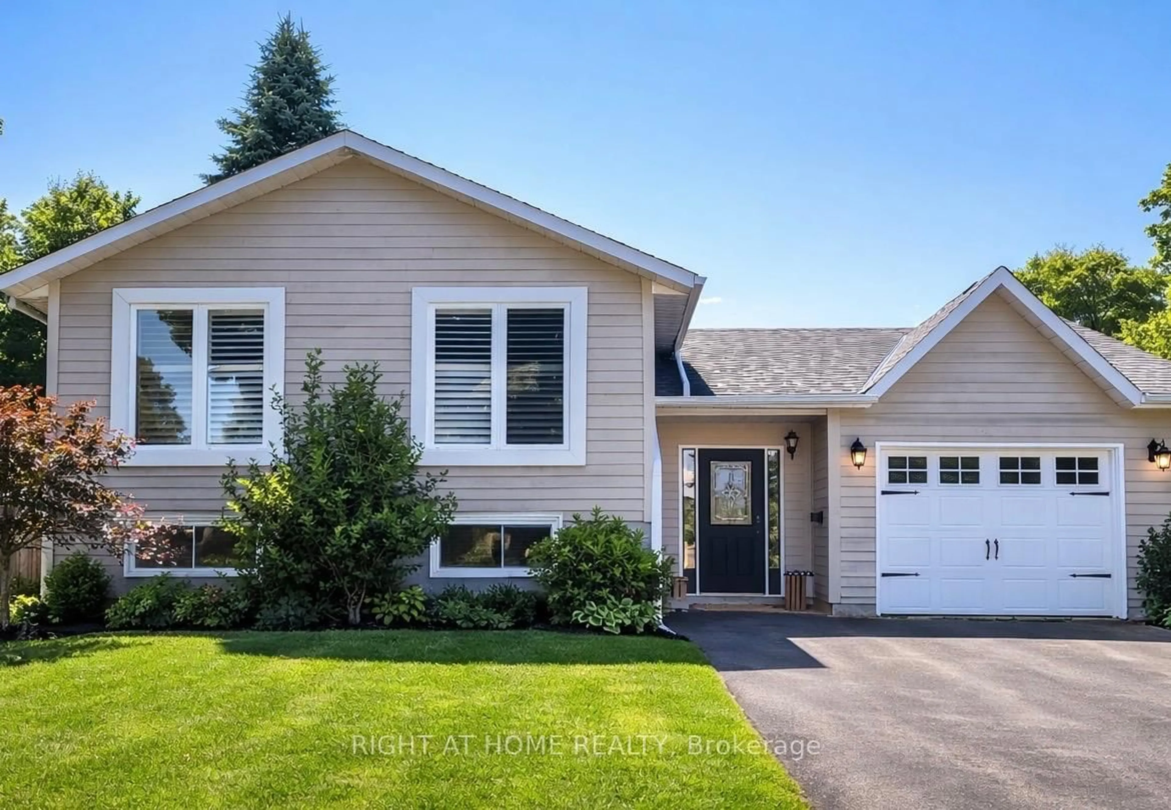 Home with vinyl exterior material, street for 261 Crawford St, Barrie Ontario L4N 6P5