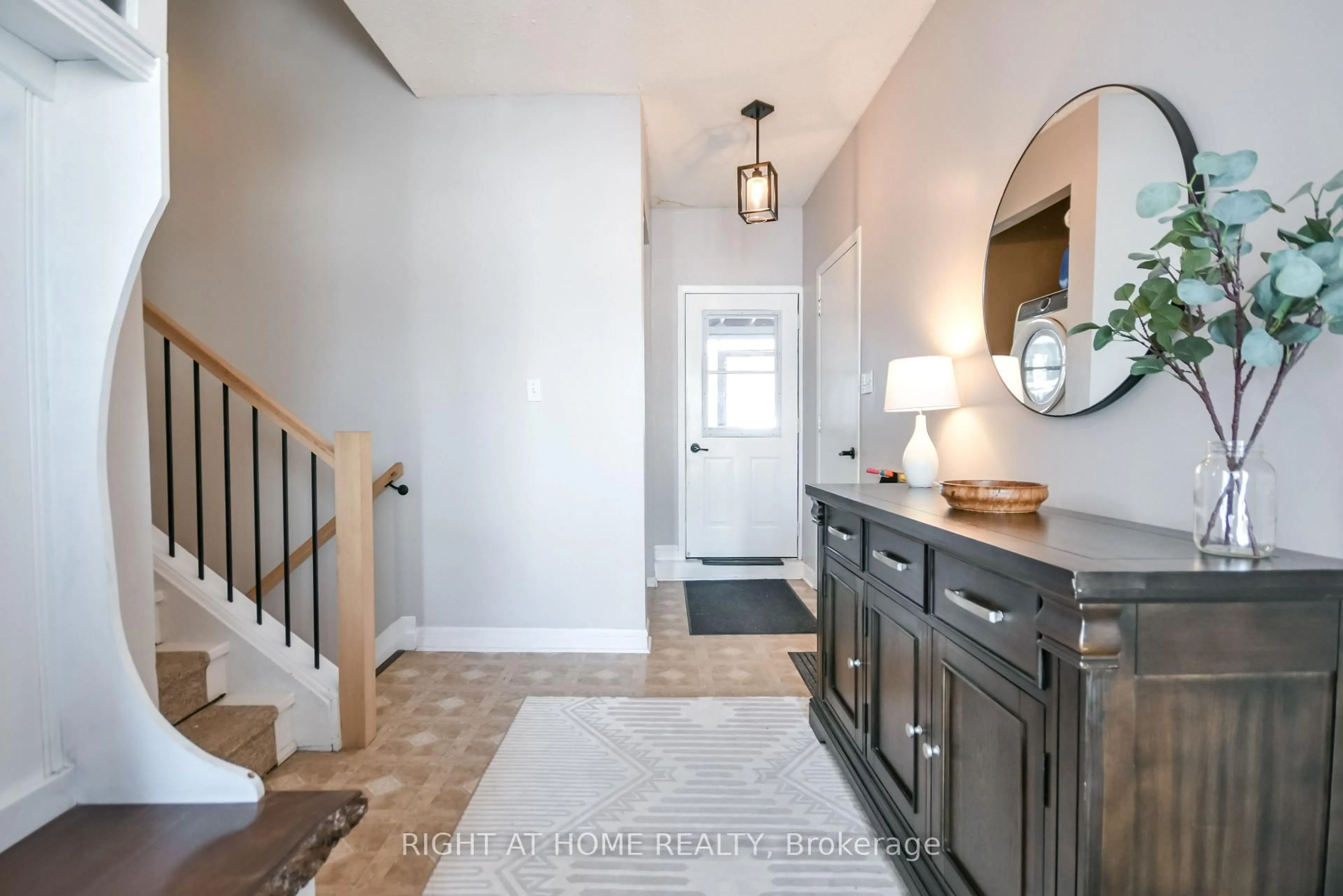 Indoor entryway for 261 Crawford St, Barrie Ontario L4N 6P5