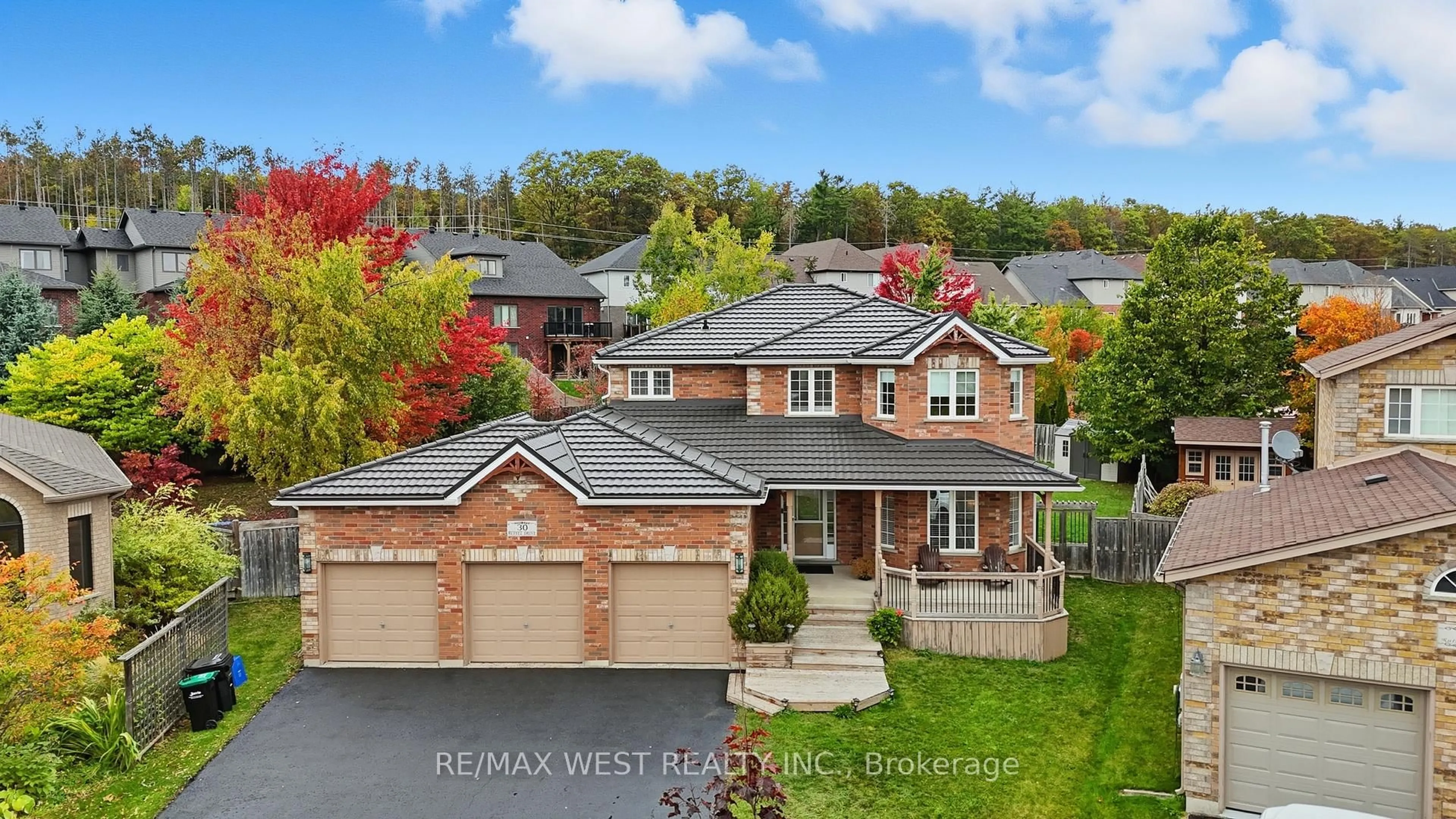 A pic from outside/outdoor area/front of a property/back of a property/a pic from drone, unknown for 30 Ruffet Dr, Barrie Ontario L4N 0P1