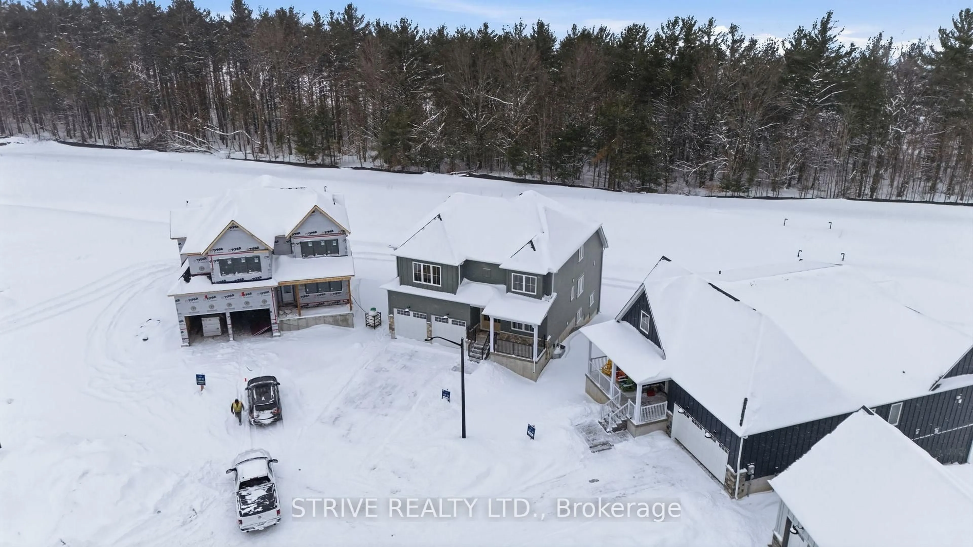 A pic from outside/outdoor area/front of a property/back of a property/a pic from drone, building for 29 Northland Crt, Oro-Medonte Ontario L9J 1C4