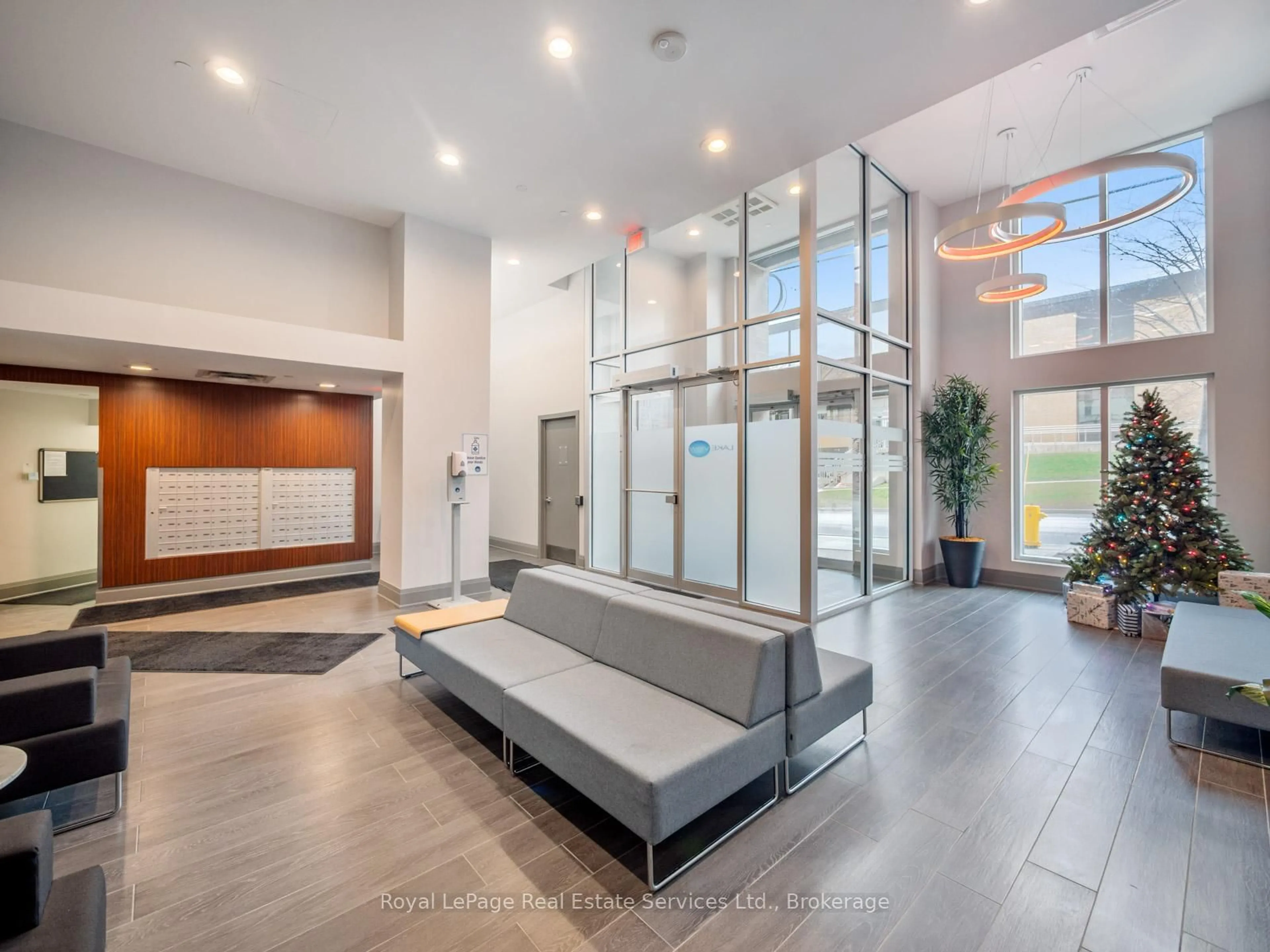 Indoor foyer for 111 Worsley St #709, Barrie Ontario L4M 0J5