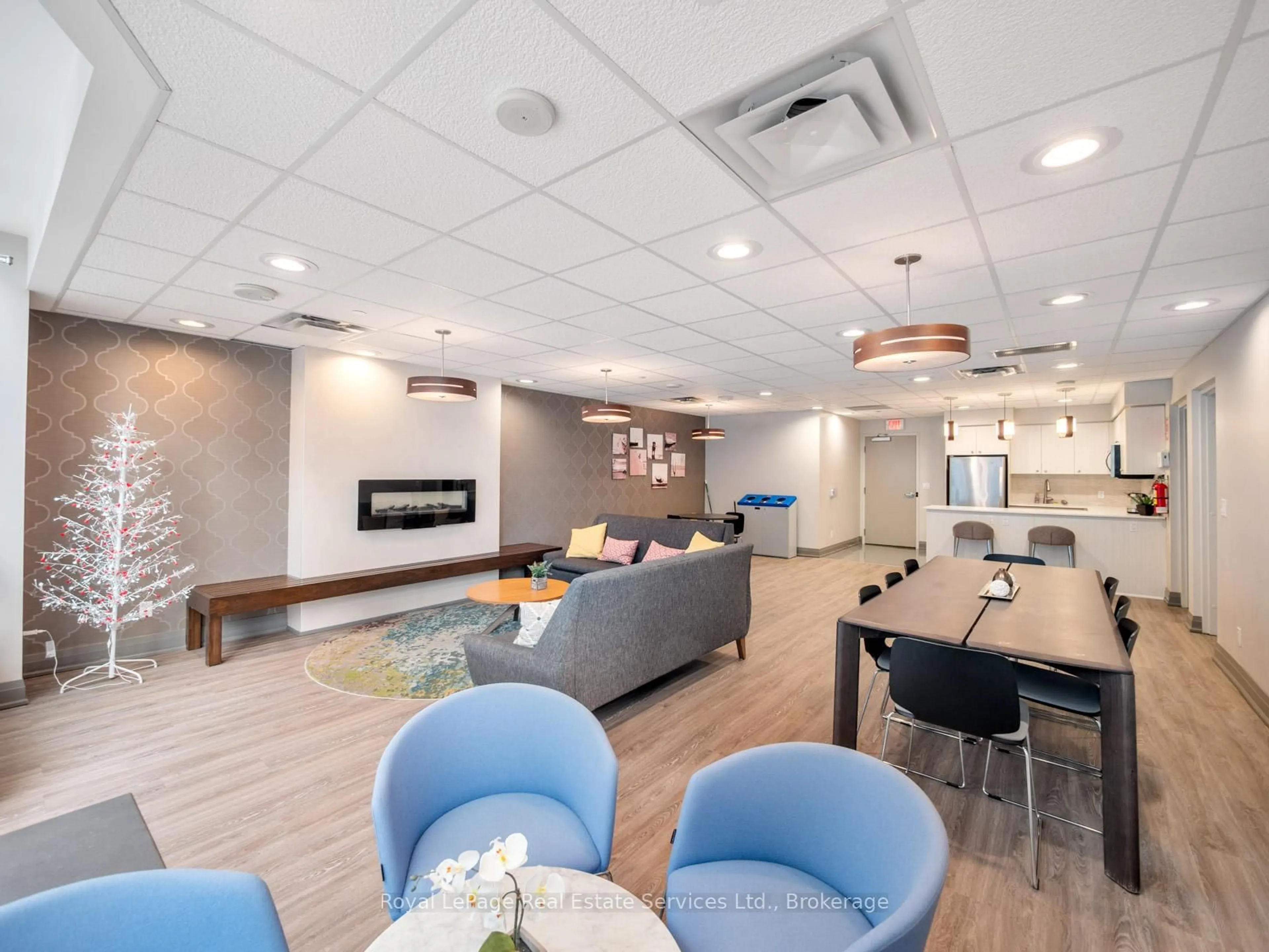 Open concept kitchen, wood/laminate floor for 111 Worsley St #709, Barrie Ontario L4M 0J5