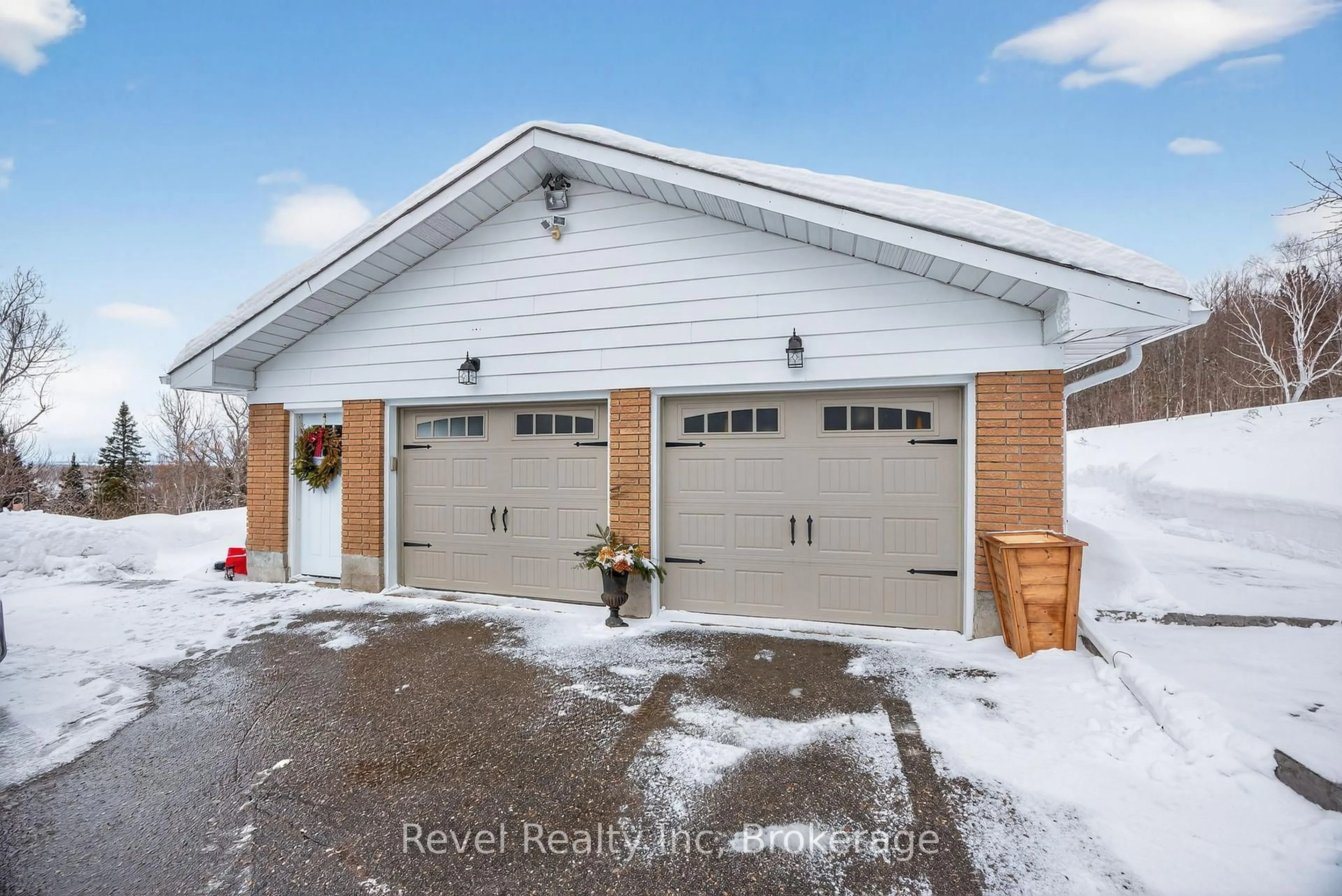Indoor garage for 2391 Rumney Rd, Tay Ontario L4R 4K3