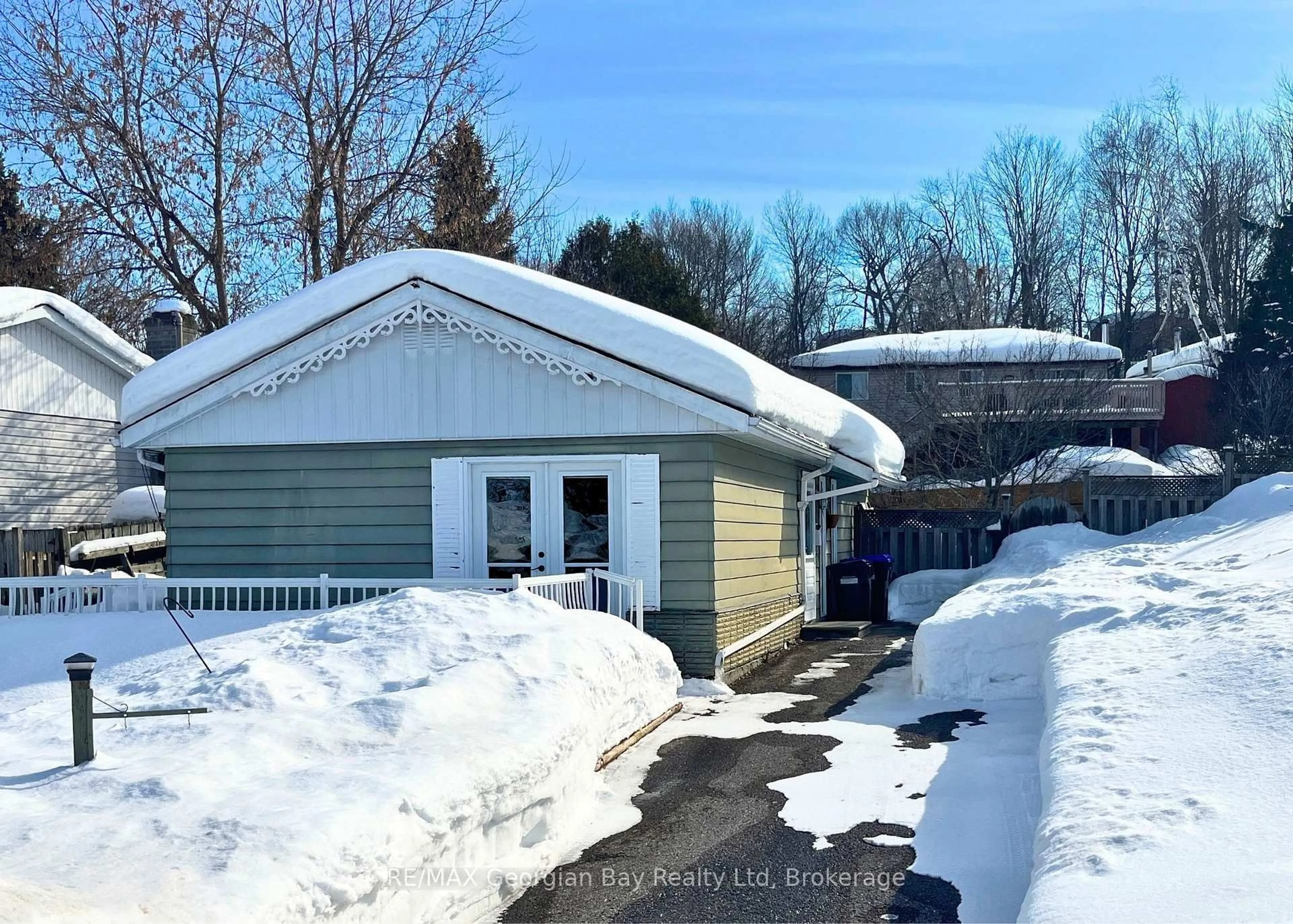 A pic from outside/outdoor area/front of a property/back of a property/a pic from drone, street for 771 Birchwood Dr, Midland Ontario L4R 2P8