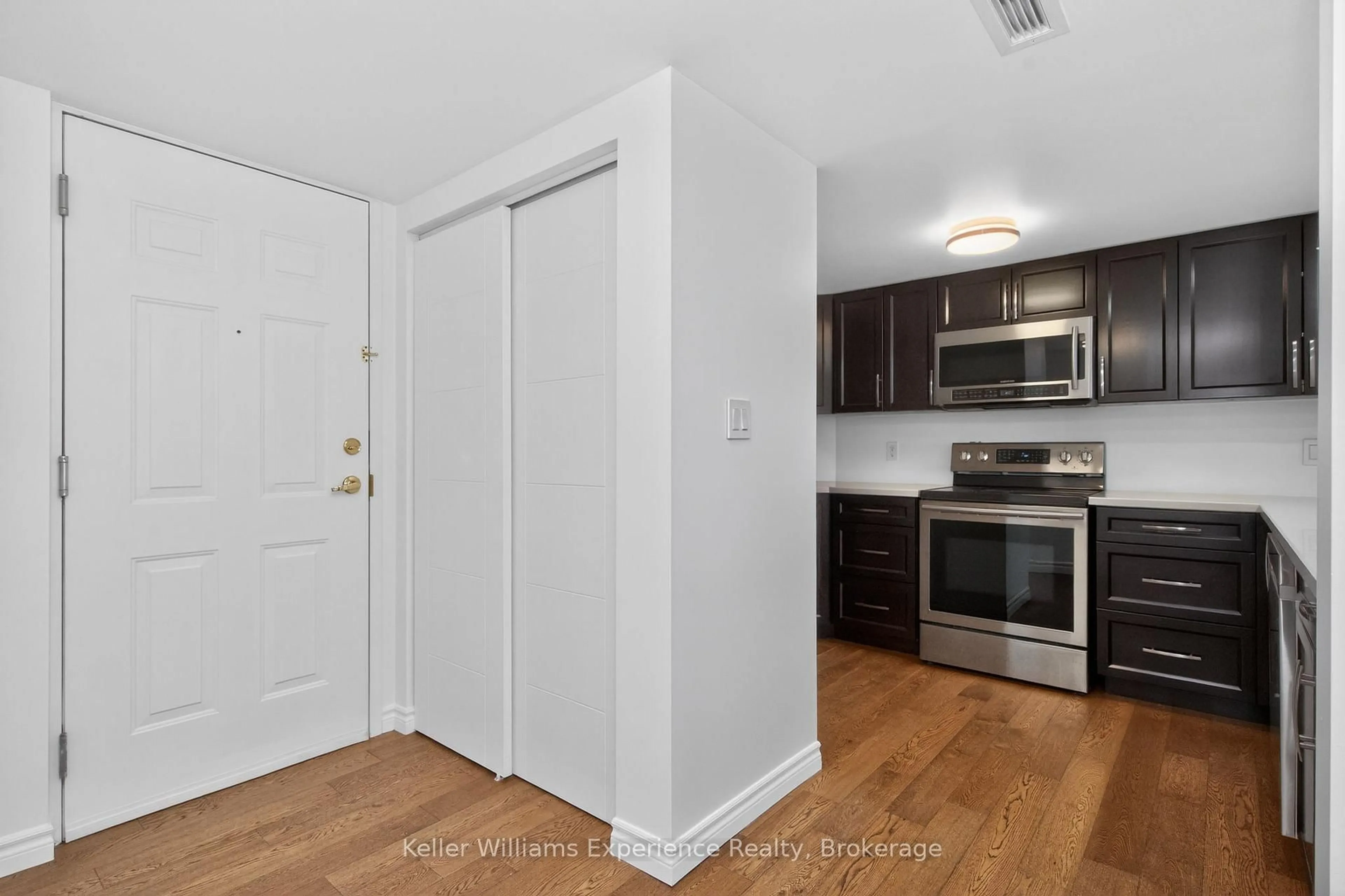 Standard kitchen, unknown for 11 Beck Blvd #404, Penetanguishene Ontario L9M 2G1