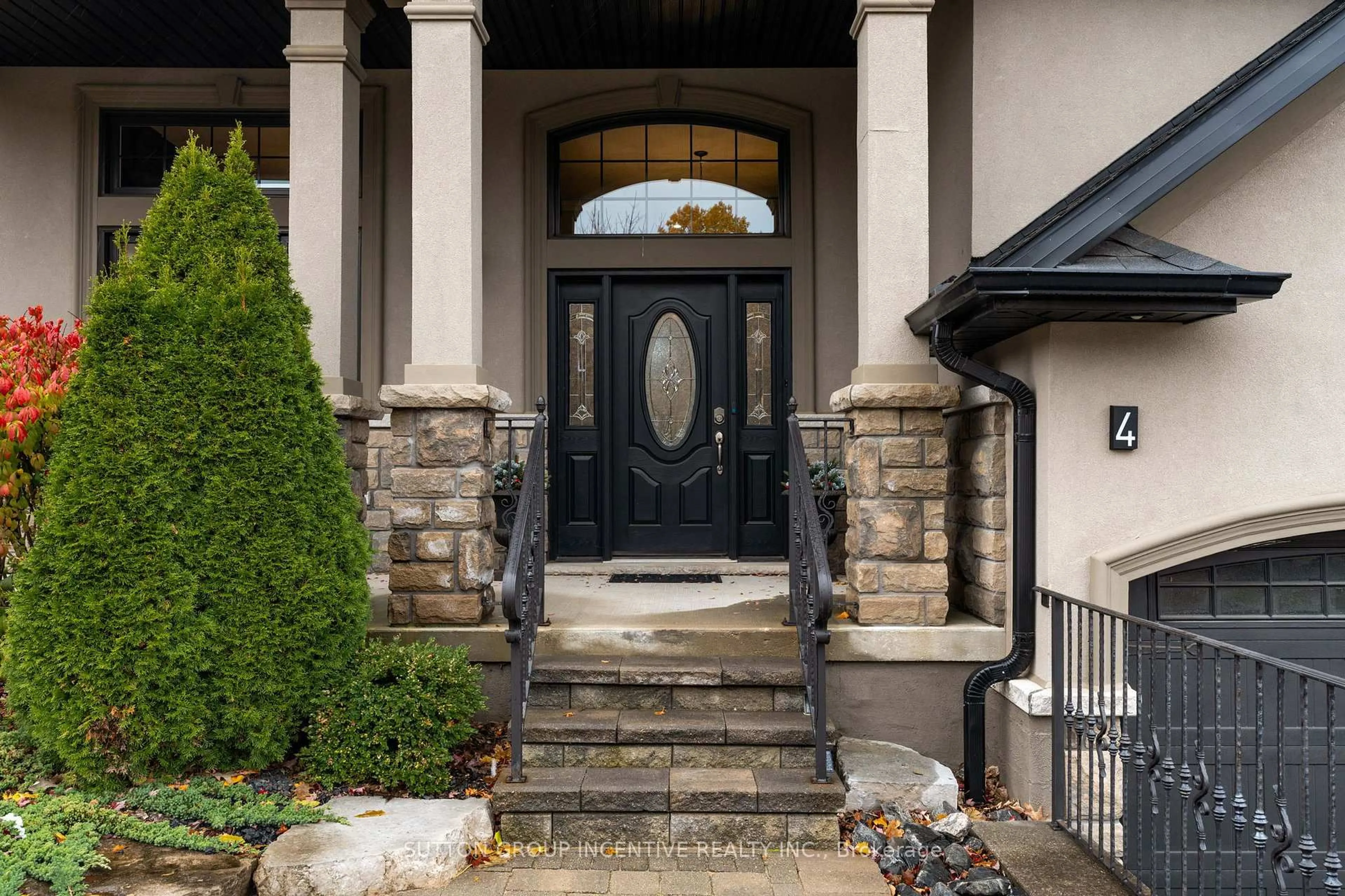Indoor entryway for 4 Snowshoe Tr, Barrie Ontario L4N 7Z1