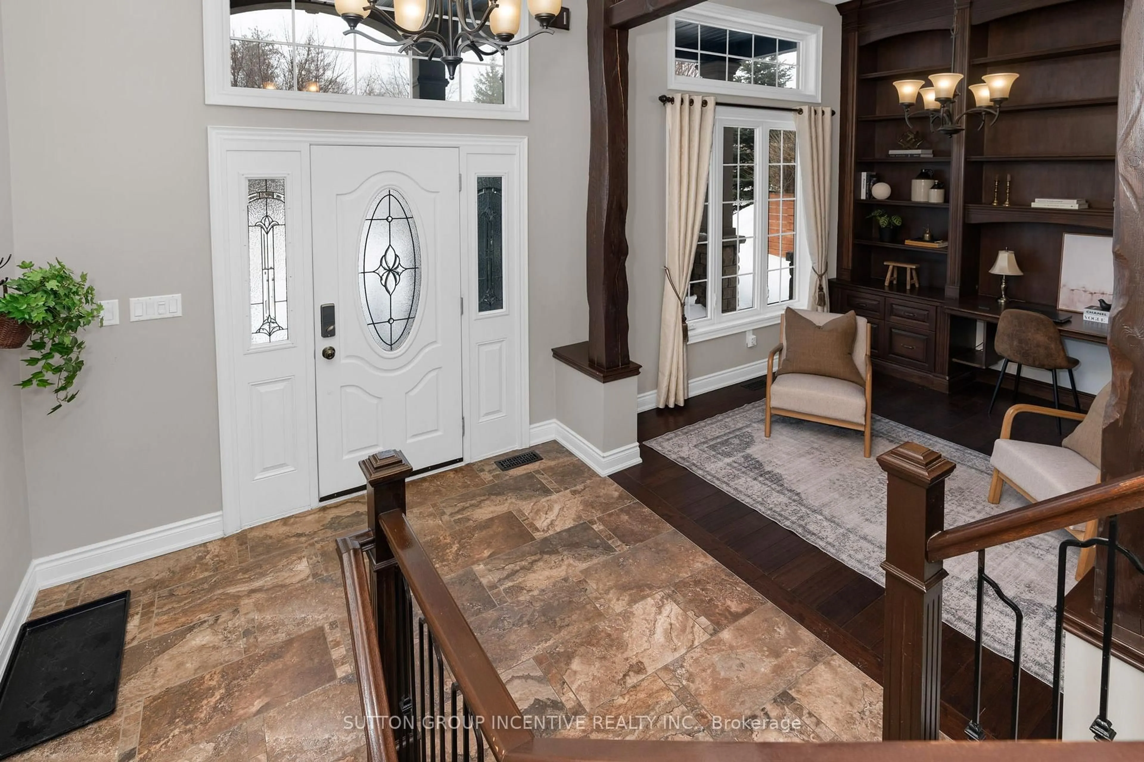 Indoor entryway for 4 Snowshoe Tr, Barrie Ontario L4N 7Z1