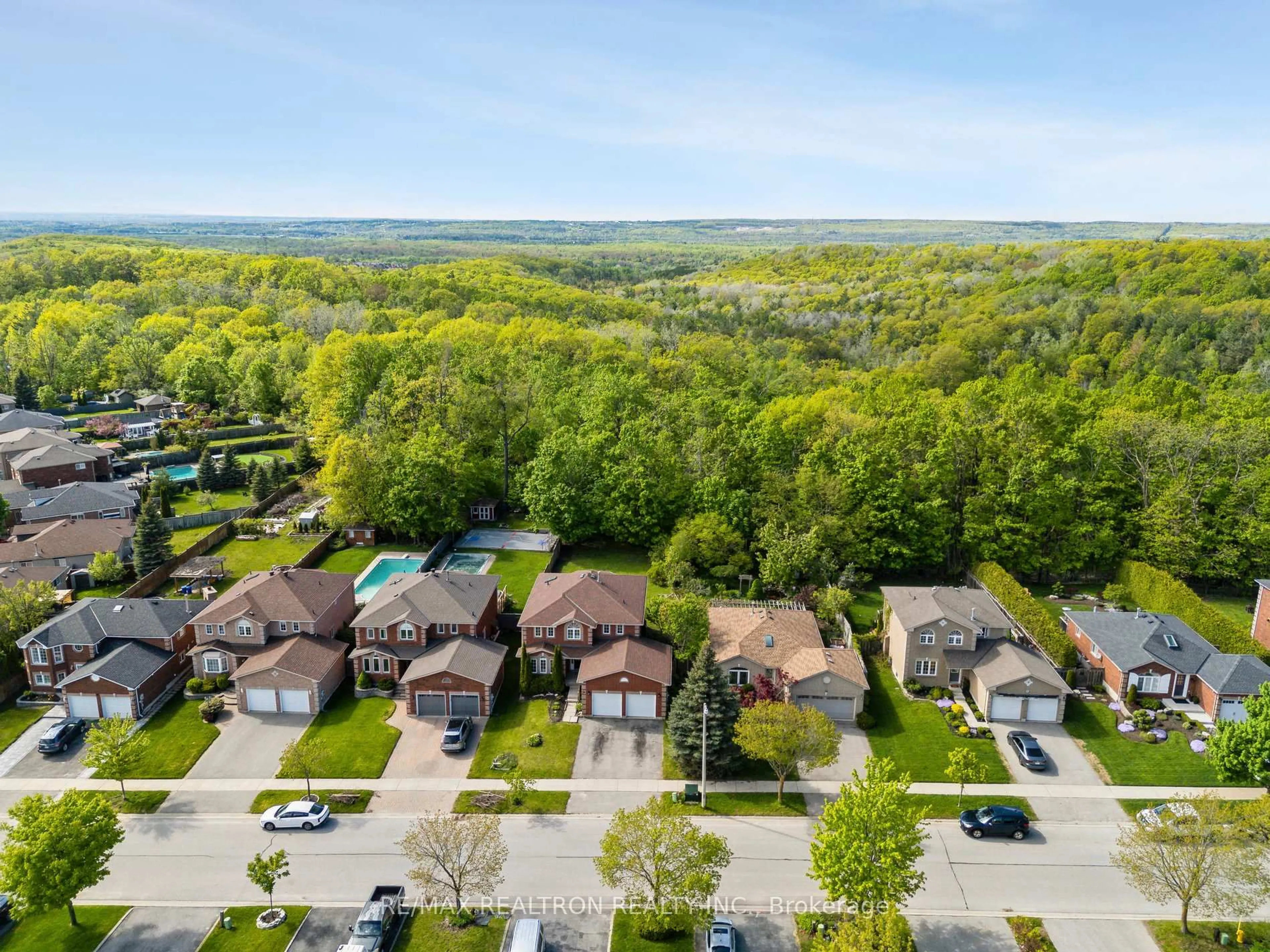 A pic from outside/outdoor area/front of a property/back of a property/a pic from drone, water/lake/river/ocean view for 50 Holly Meadow Rd, Barrie Ontario L4N 0E3