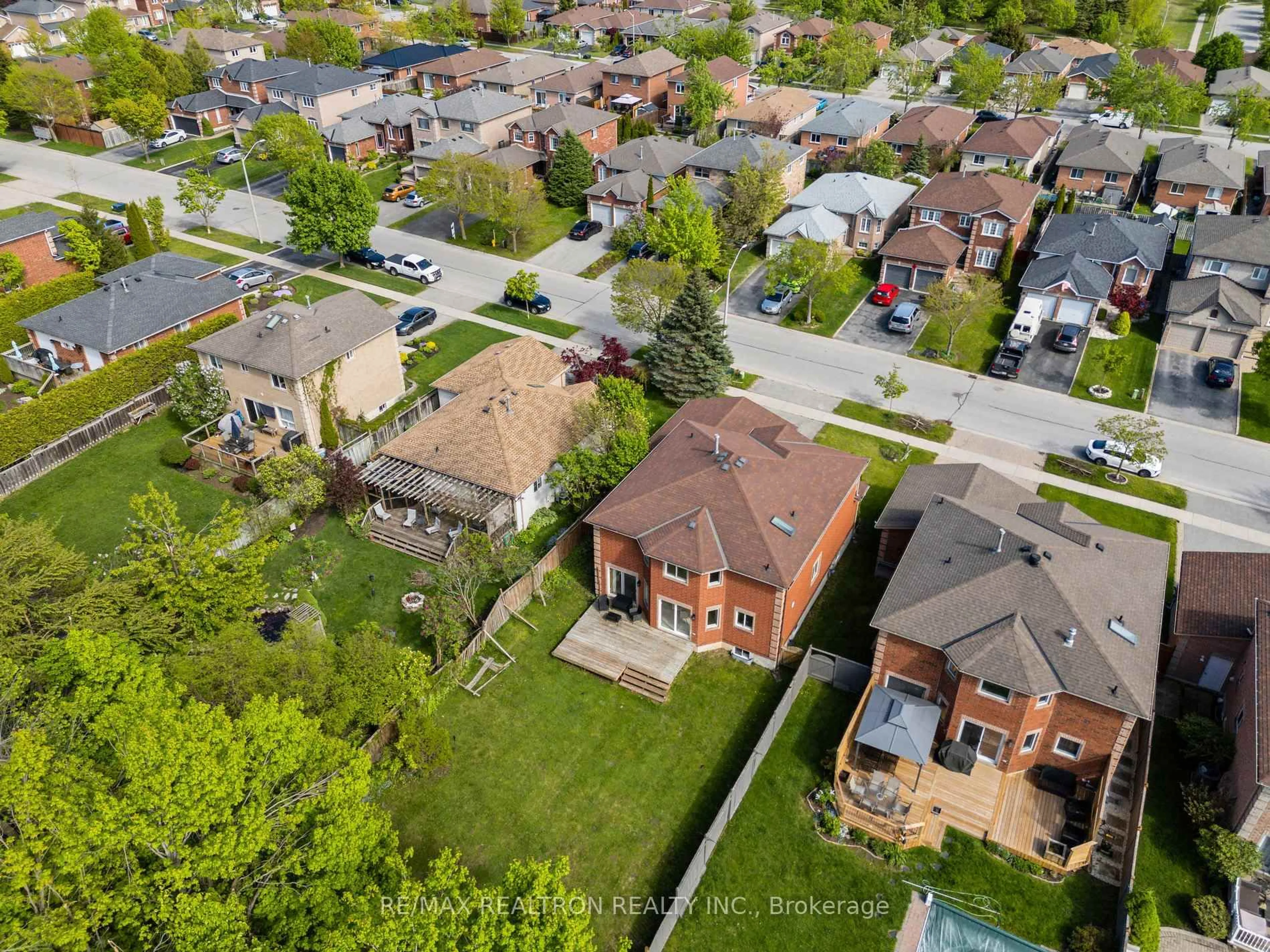 A pic from outside/outdoor area/front of a property/back of a property/a pic from drone, street for 50 Holly Meadow Rd, Barrie Ontario L4N 0E3