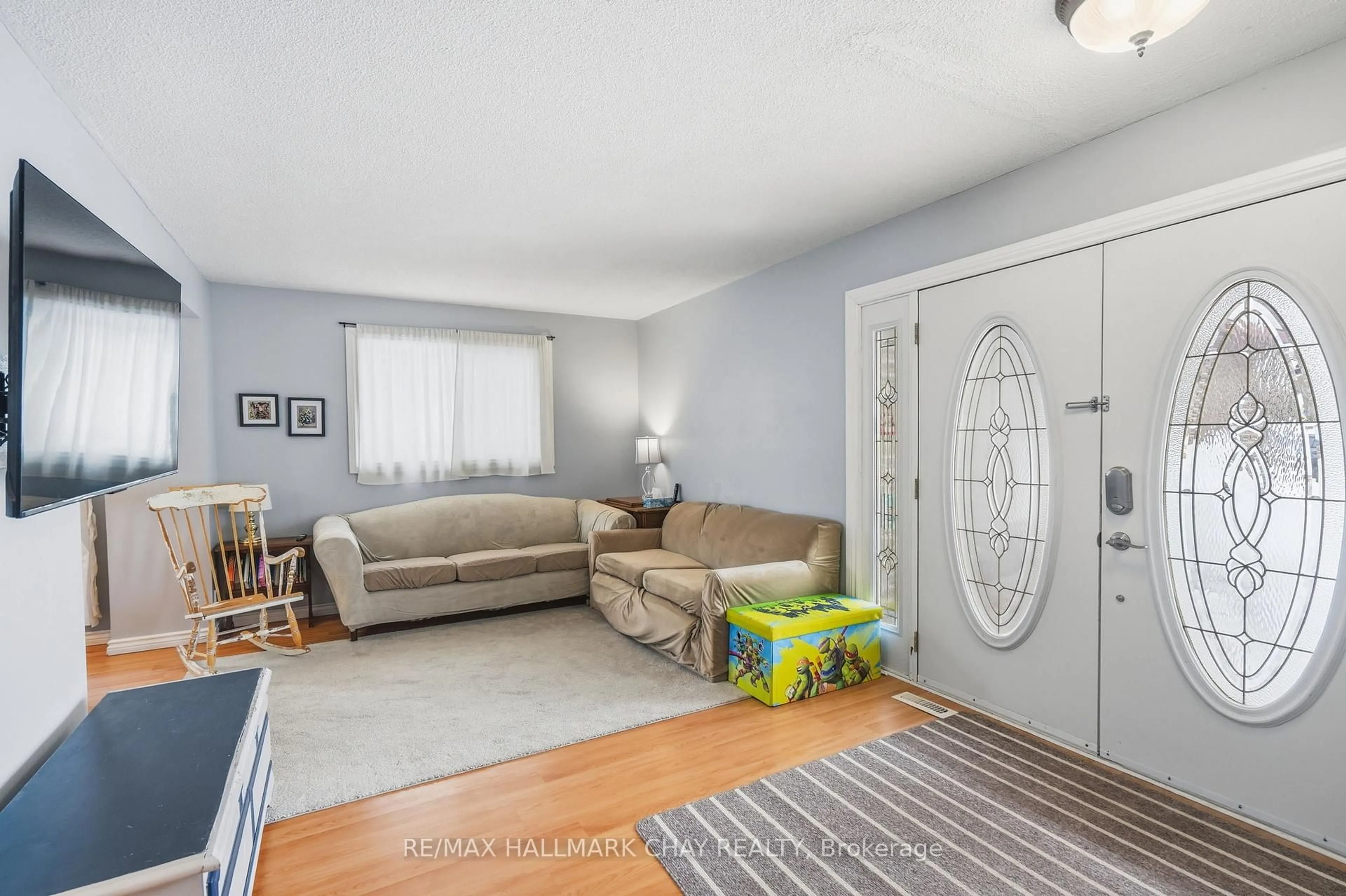 Living room with furniture, unknown for 24 Fox Ru, Barrie Ontario L4N 5L5