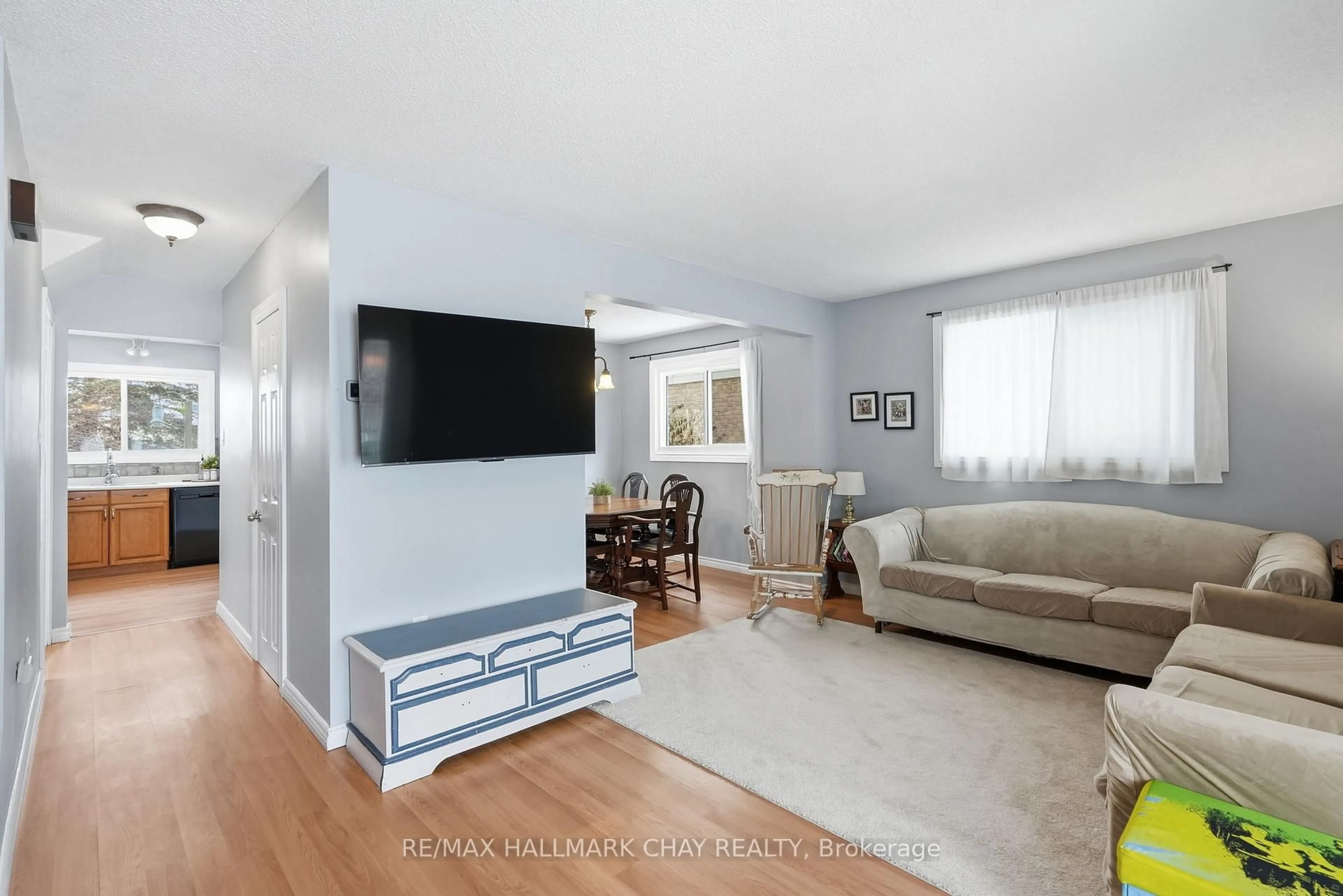 Living room with furniture, unknown for 24 Fox Ru, Barrie Ontario L4N 5L5