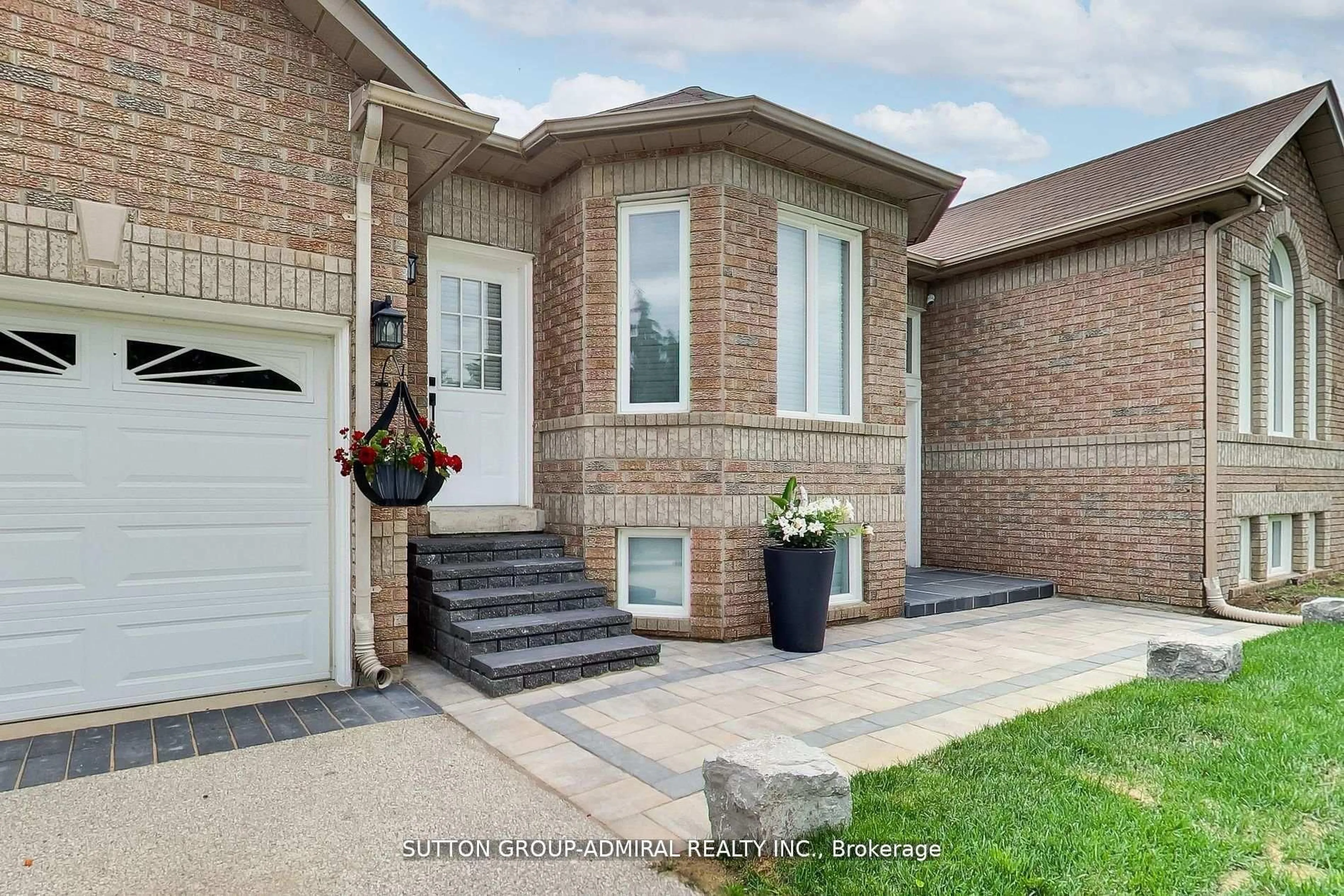 Home with brick exterior material, street for 11 Club Crt, Wasaga Beach Ontario L9Z 1J8