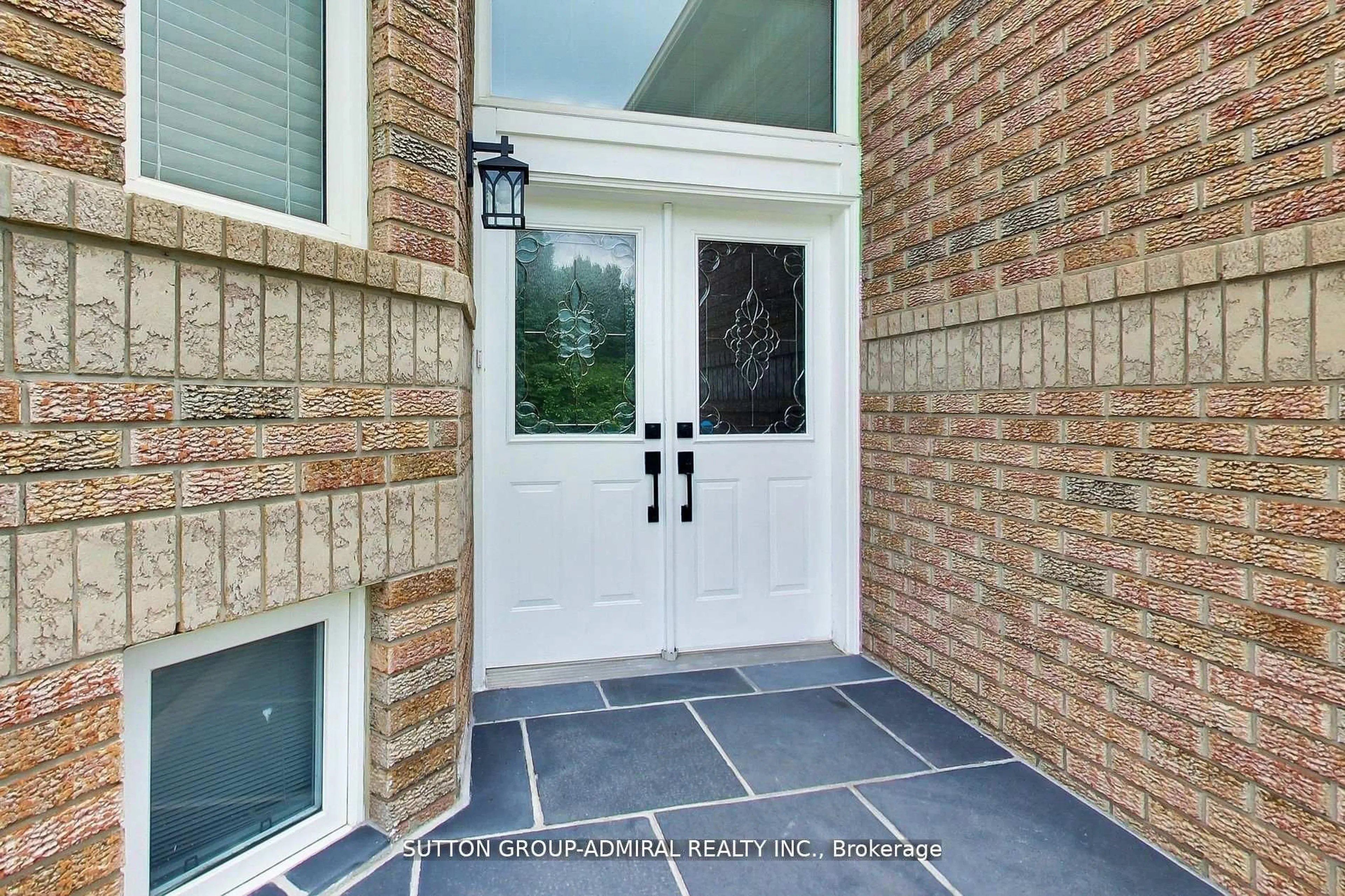 Indoor entryway for 11 Club Crt, Wasaga Beach Ontario L9Z 1J8