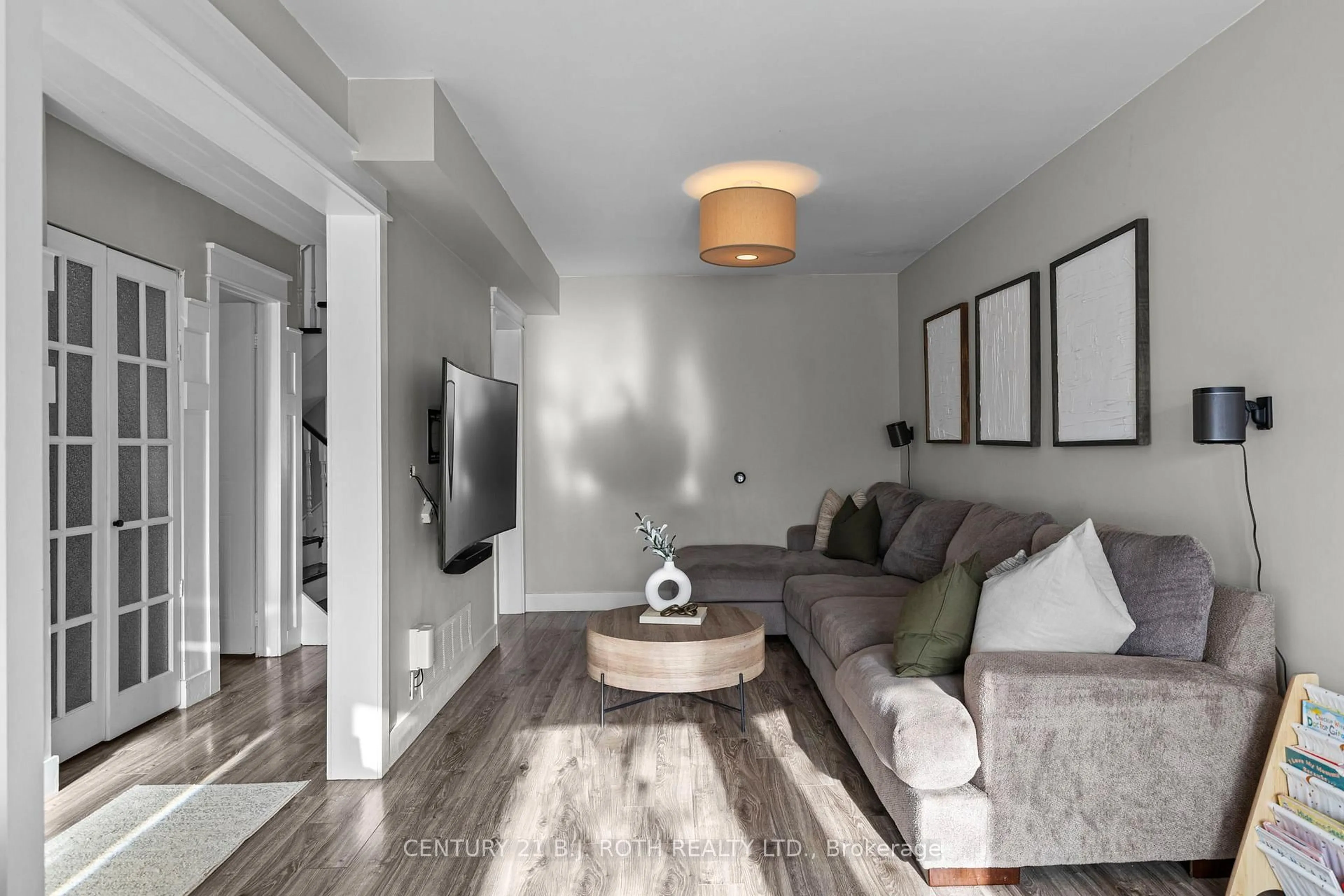 Living room with furniture, unknown for 13 Hadden Cres, Barrie Ontario L4M 6G6