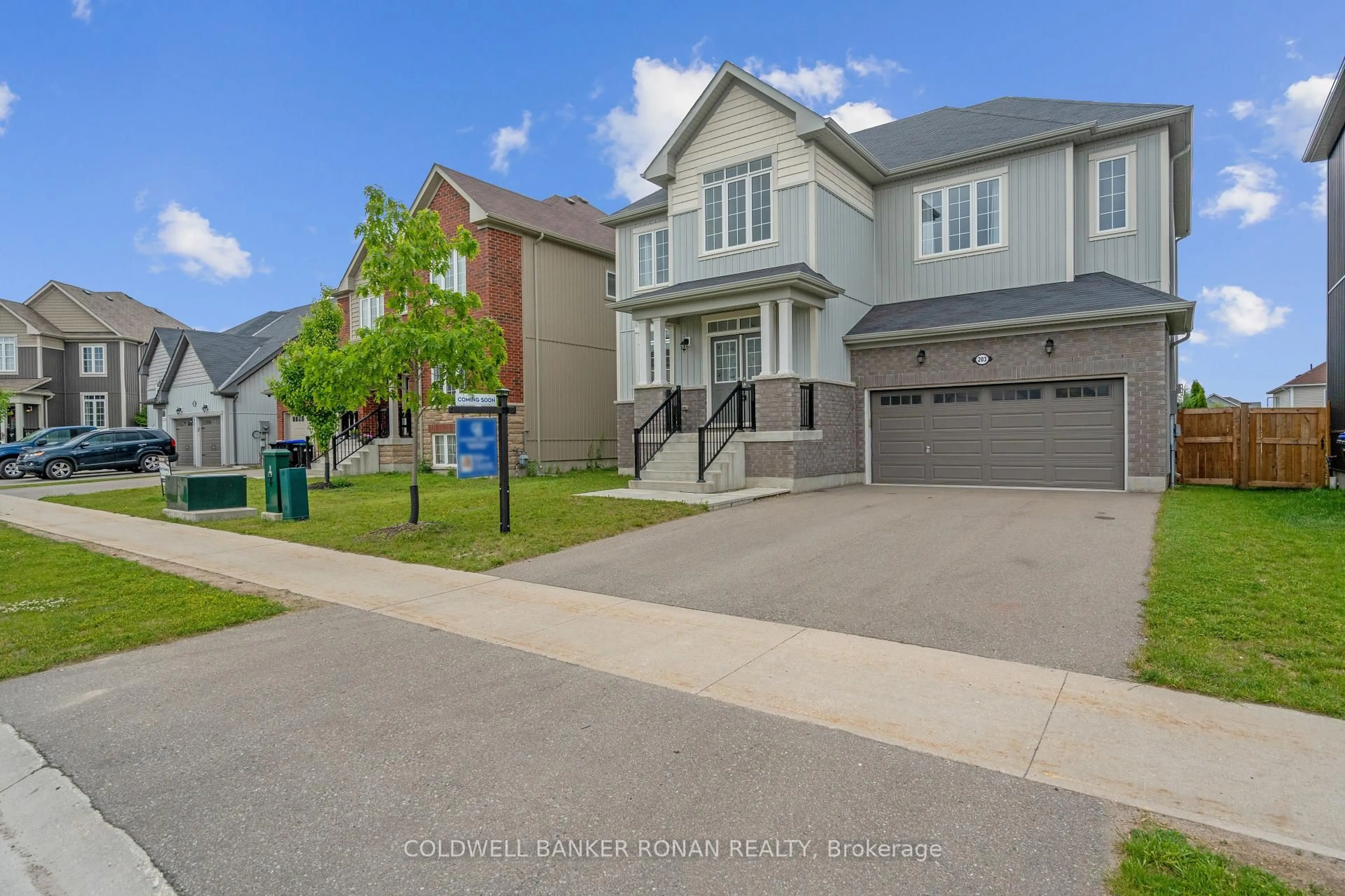 A pic from outside/outdoor area/front of a property/back of a property/a pic from drone, street for 203 Roy Dr, Clearview Ontario L0M 1S0