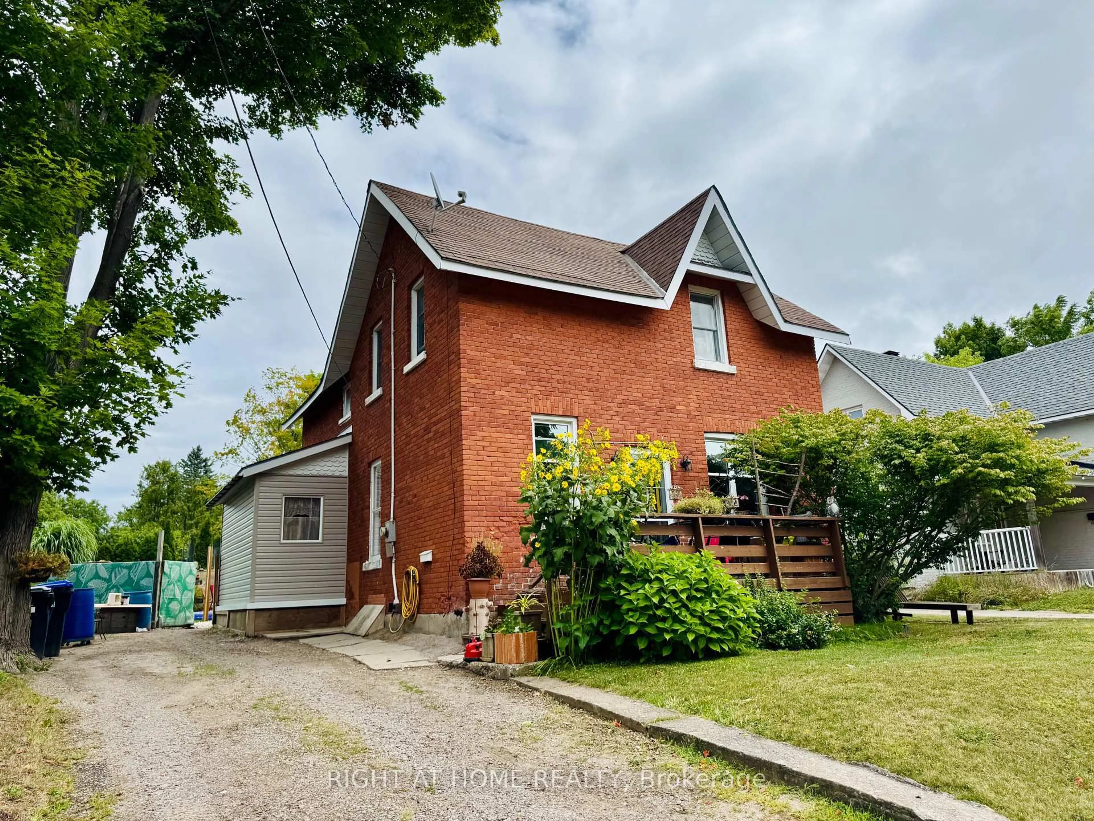 A pic from outside/outdoor area/front of a property/back of a property/a pic from drone, street for 285 Manly St, Midland Ontario L4R 3C7