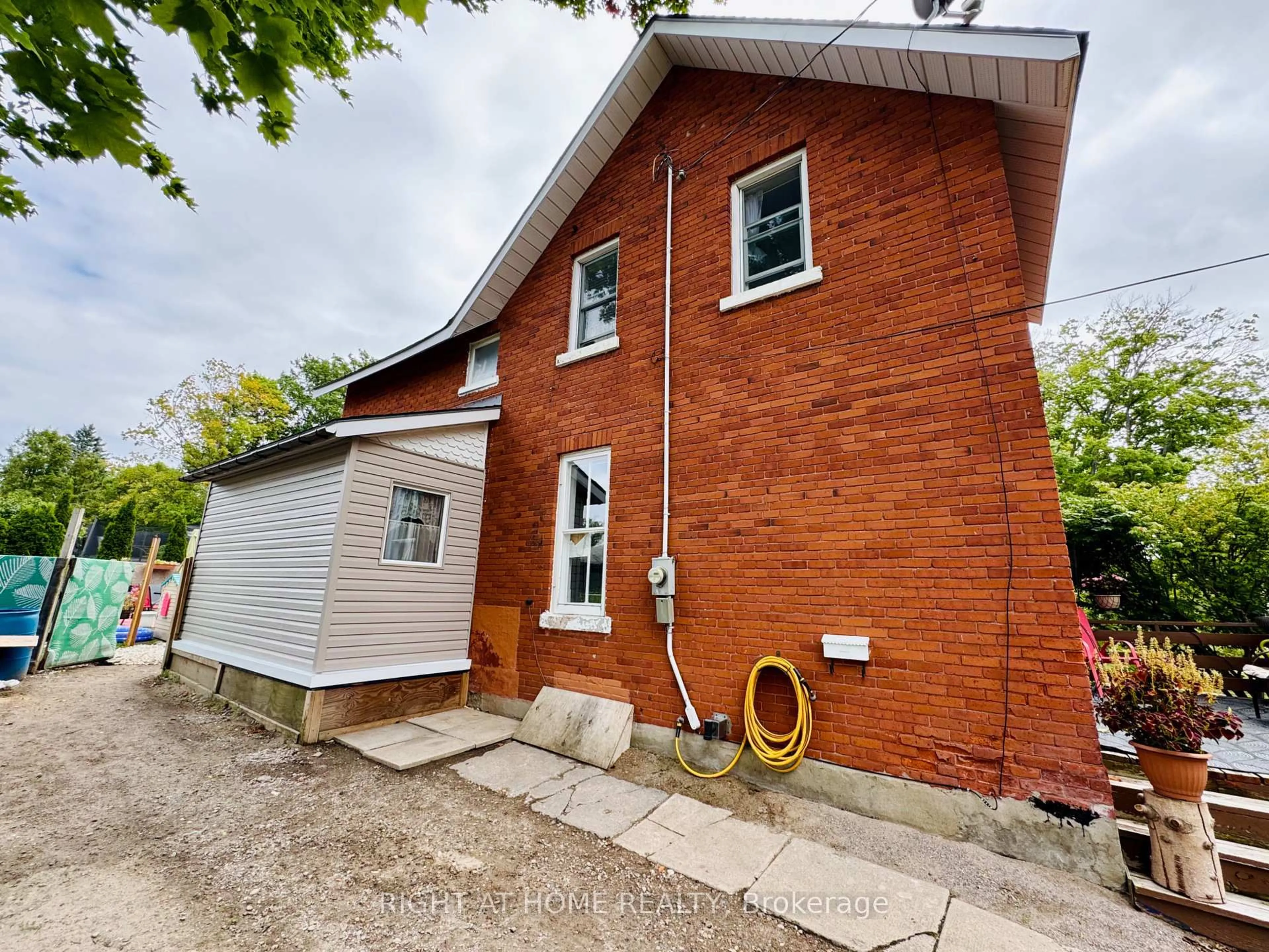 A pic from outside/outdoor area/front of a property/back of a property/a pic from drone, building for 285 Manly St, Midland Ontario L4R 3C7