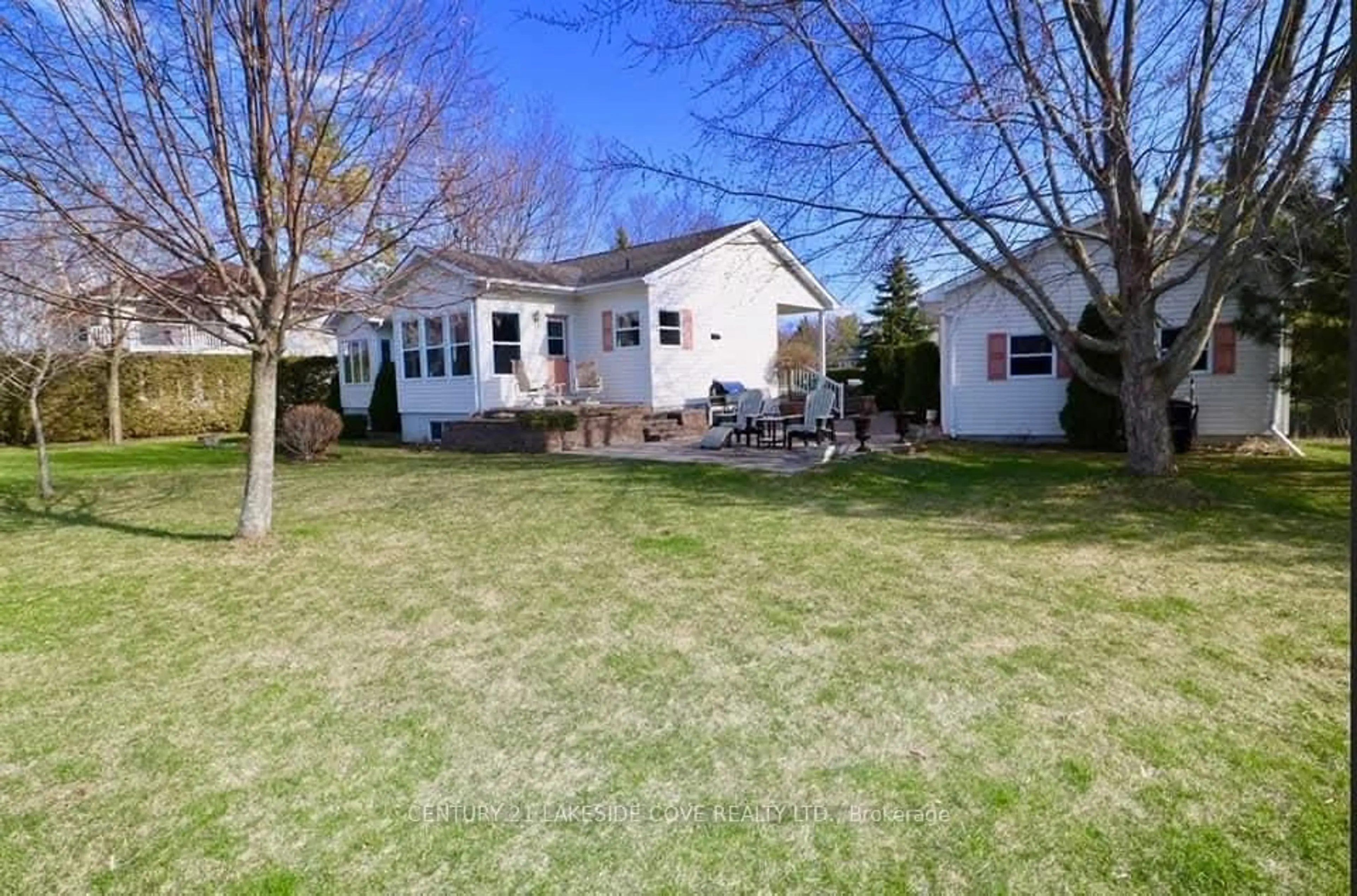 Patio, street for 2811 Stephen Dr, Ramara Ontario L0K 1B0