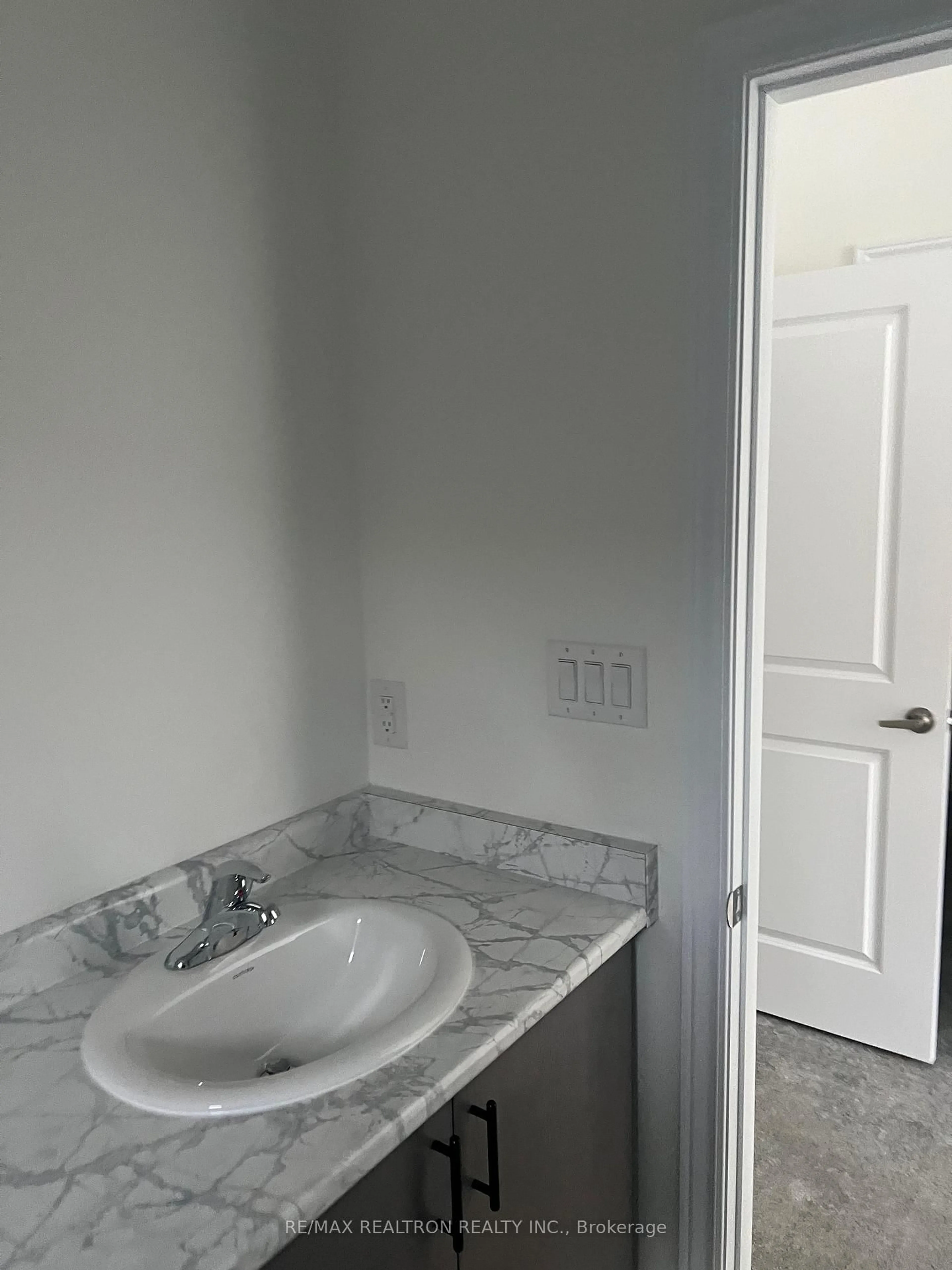 Standard bathroom, ceramic/tile floor for 69 Sun Valley Ave, Wasaga Beach Ontario L9Z 0N7
