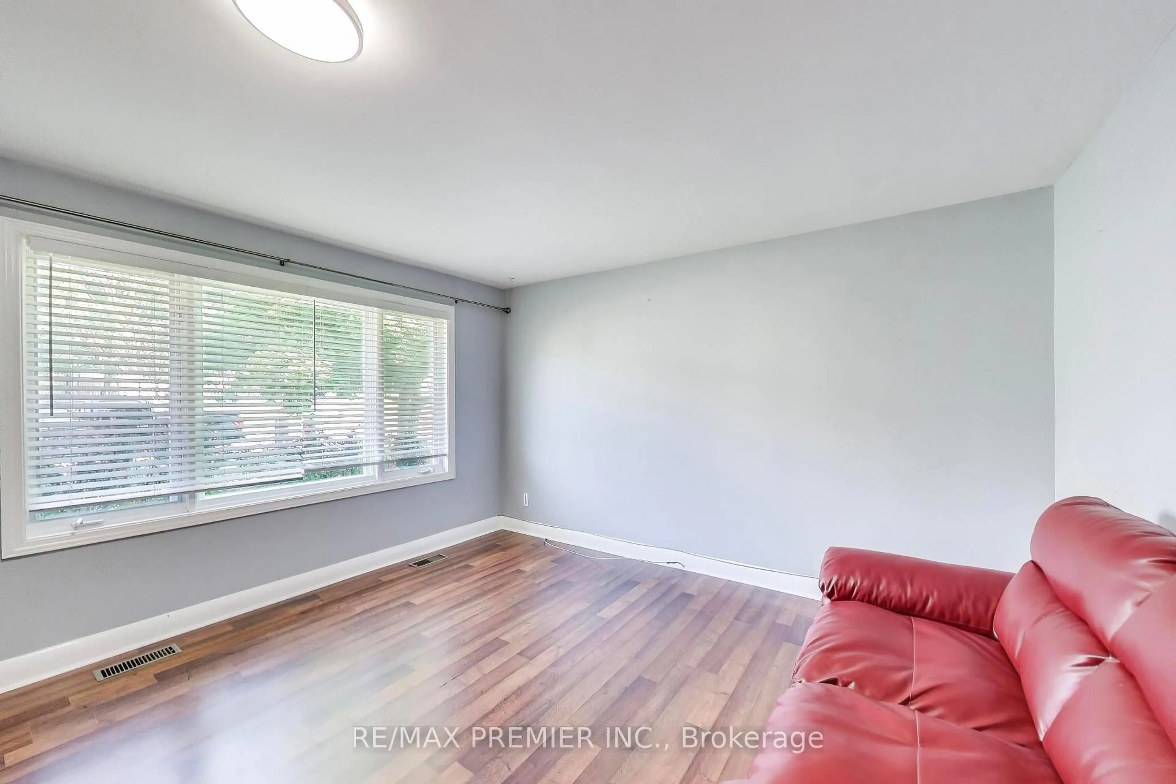 A pic of a room for 5 Golfdale Rd, Barrie Ontario L4N 6R5