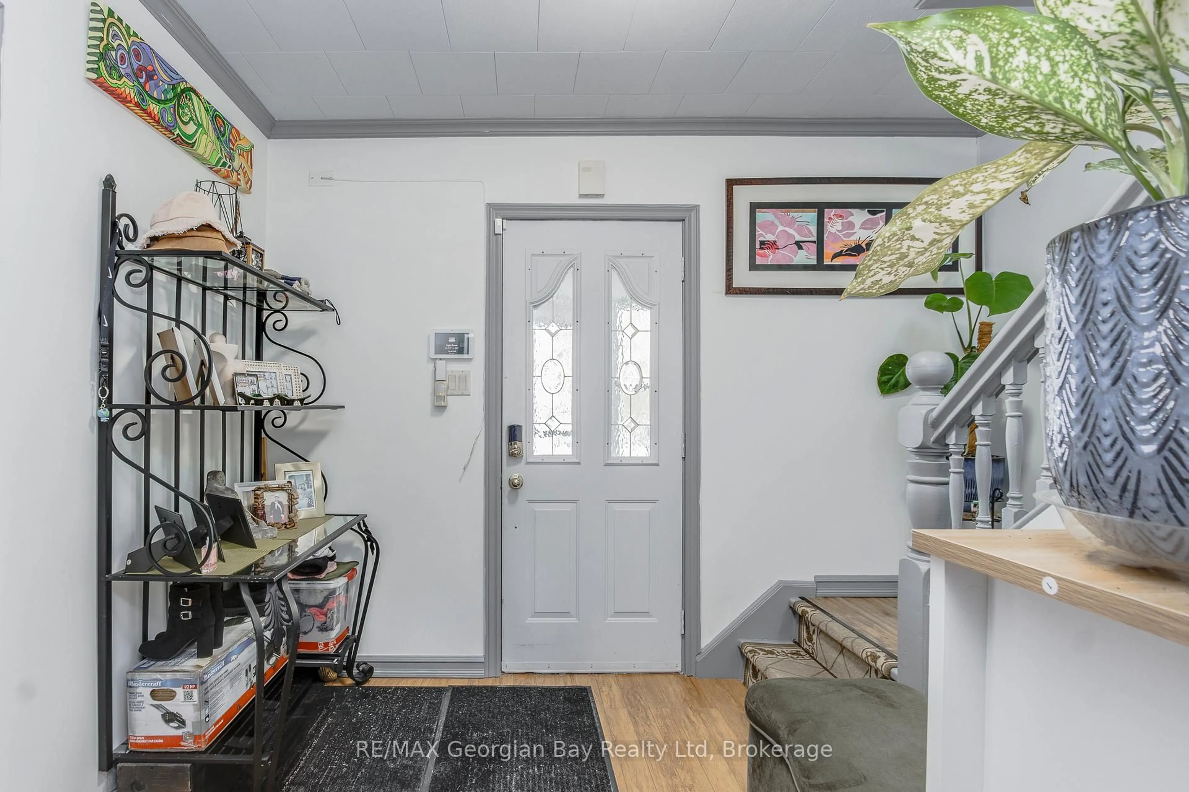 Indoor entryway for 470 Manly St, Midland Ontario L4R 3E7