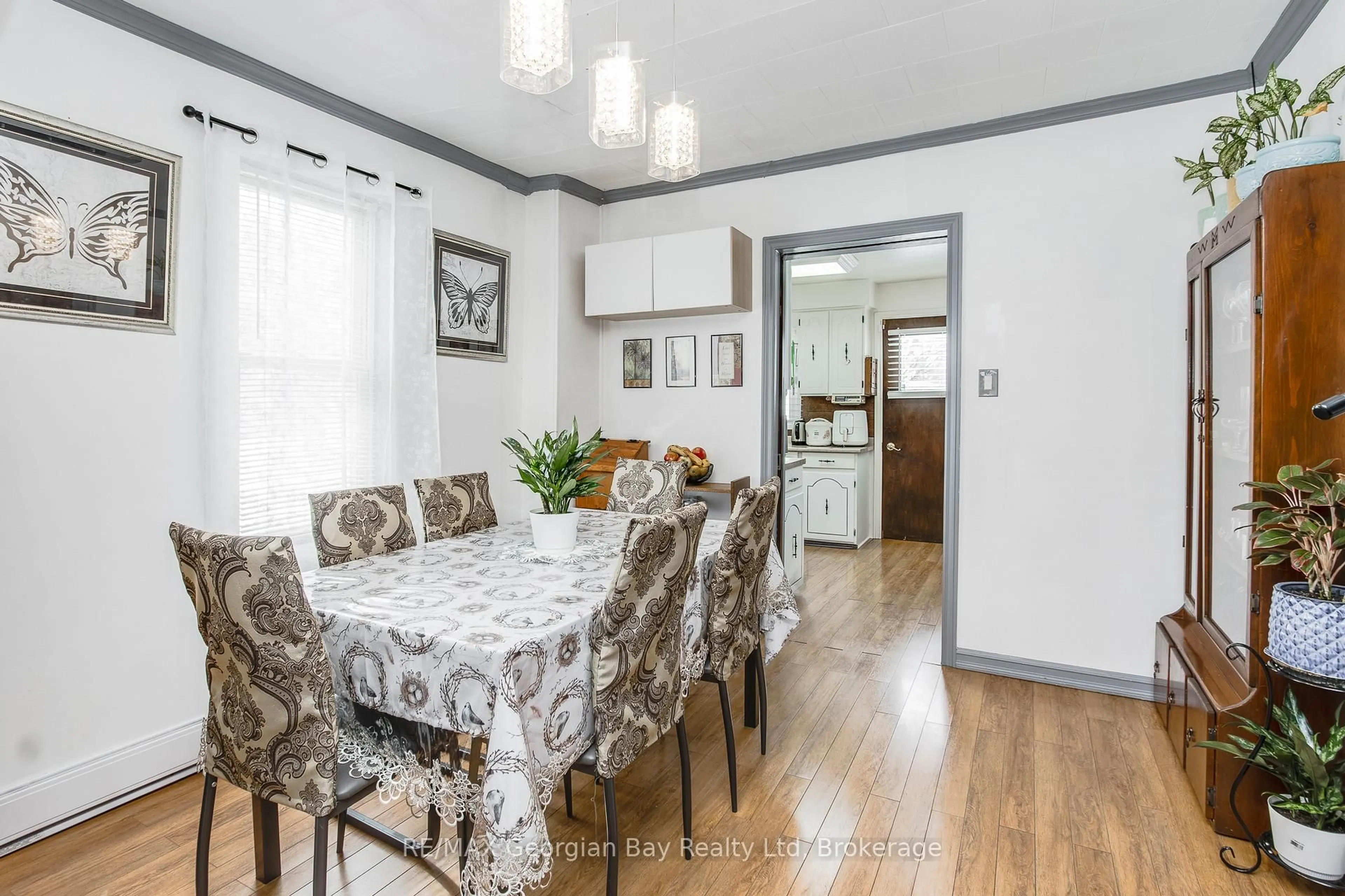 Dining room, wood/laminate floor for 470 Manly St, Midland Ontario L4R 3E7