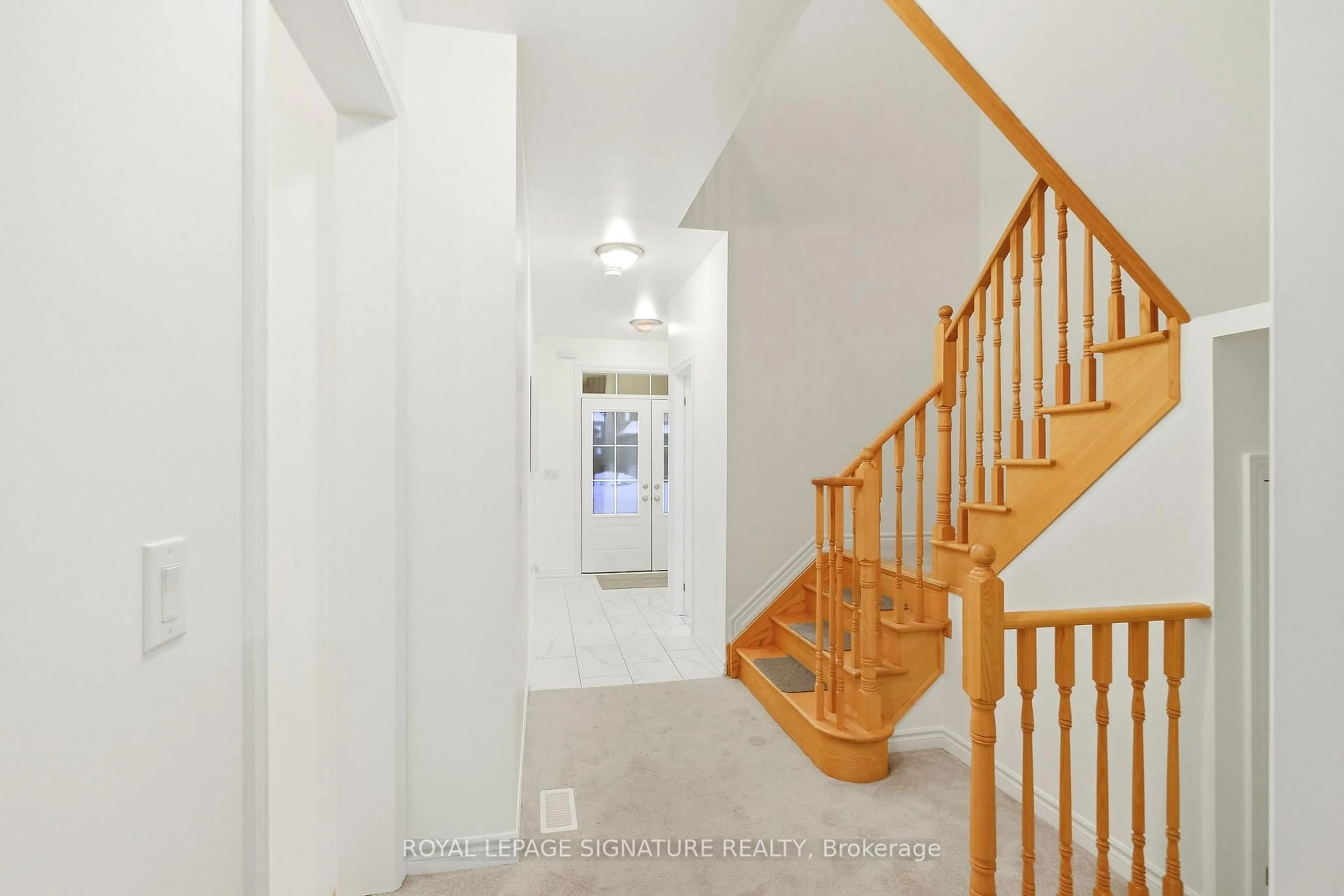 Indoor foyer for 3010 Sierra Dr, Orillia Ontario L3V 8M7