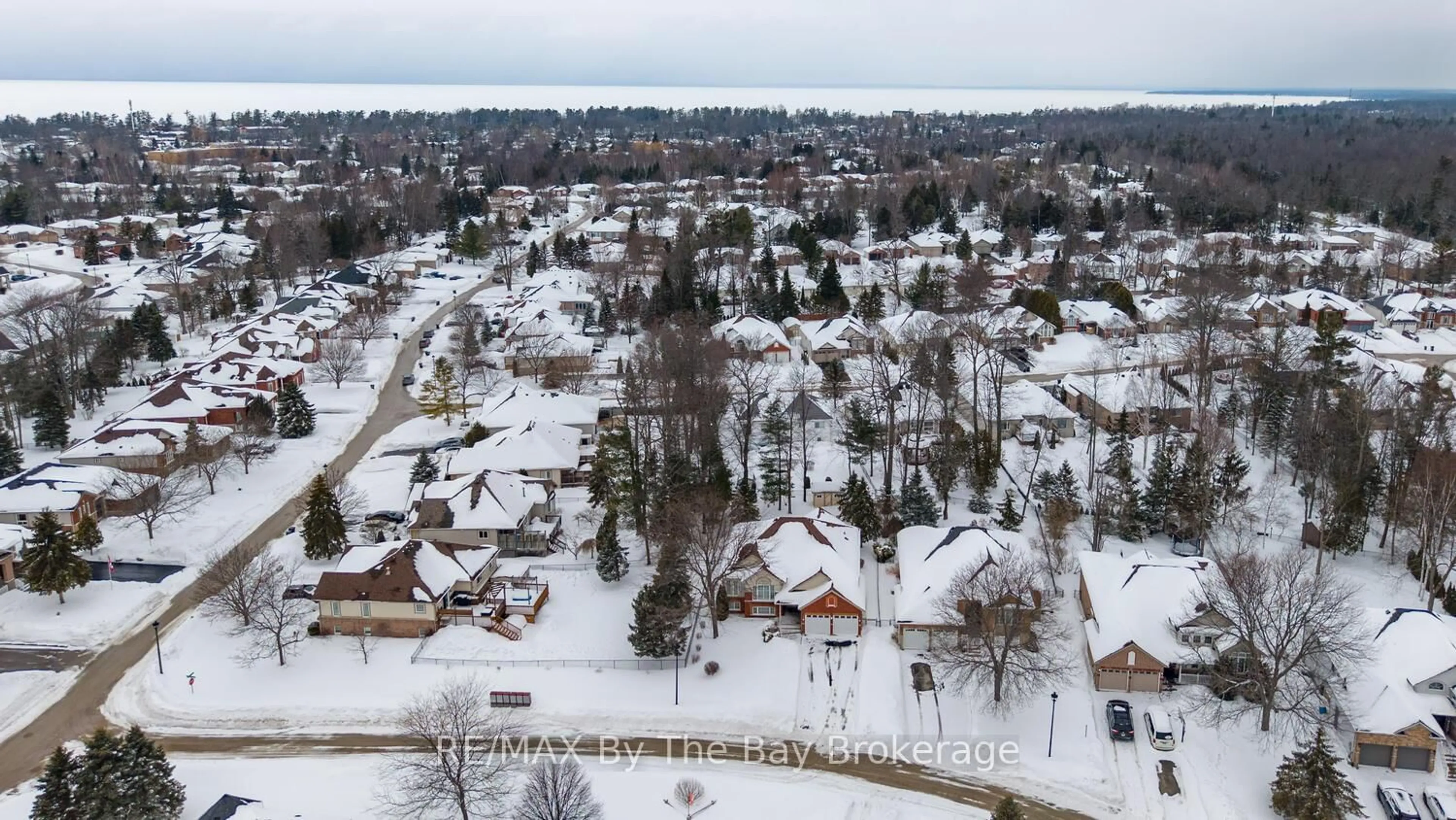 A pic from outside/outdoor area/front of a property/back of a property/a pic from drone, street for 3 FOXWOOD Cres, Wasaga Beach Ontario L9Z 1M7