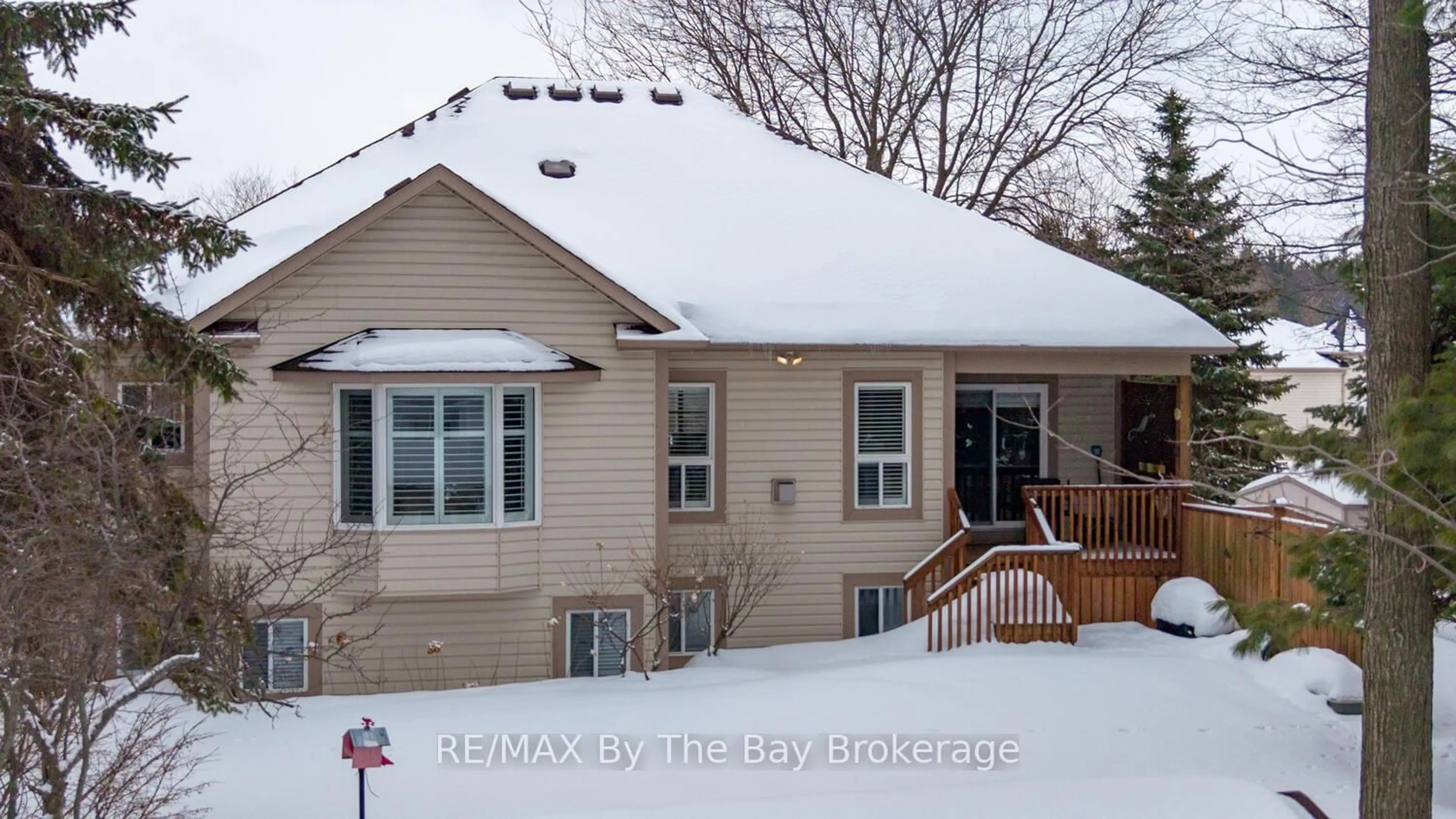 Home with vinyl exterior material, street for 3 FOXWOOD Cres, Wasaga Beach Ontario L9Z 1M7