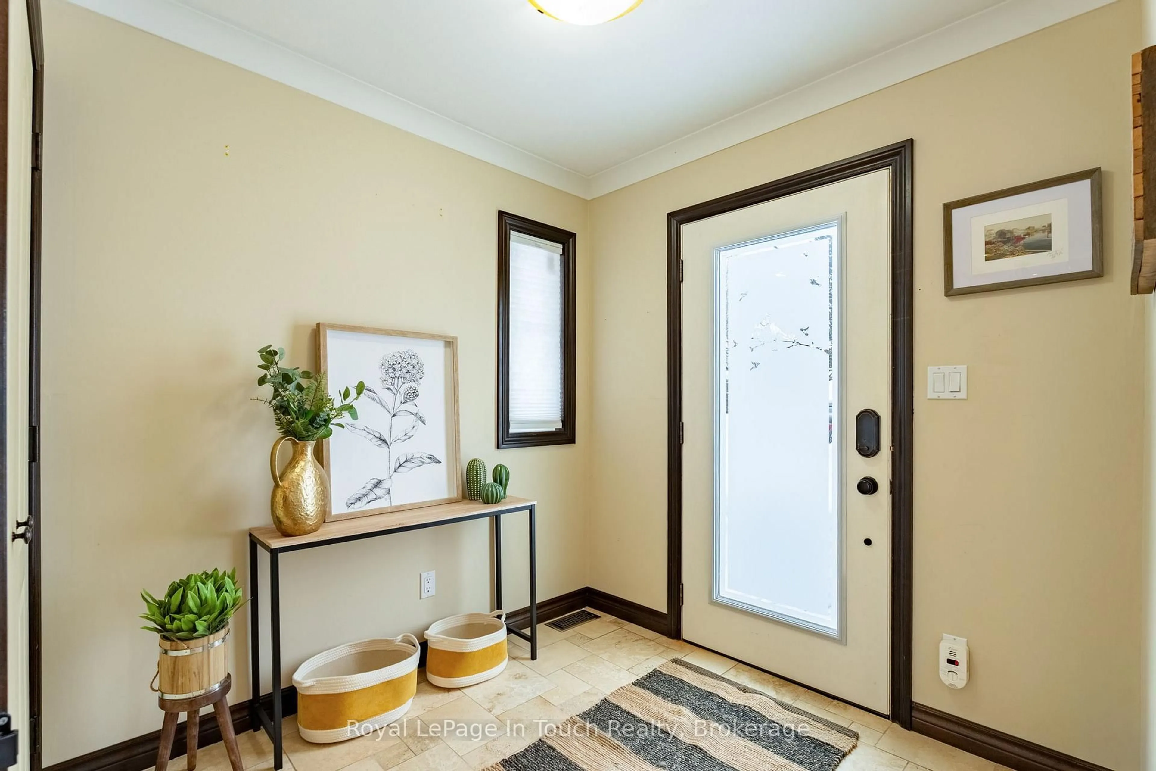 Indoor entryway for 727 Victoria St, Midland Ontario L4R 1B2