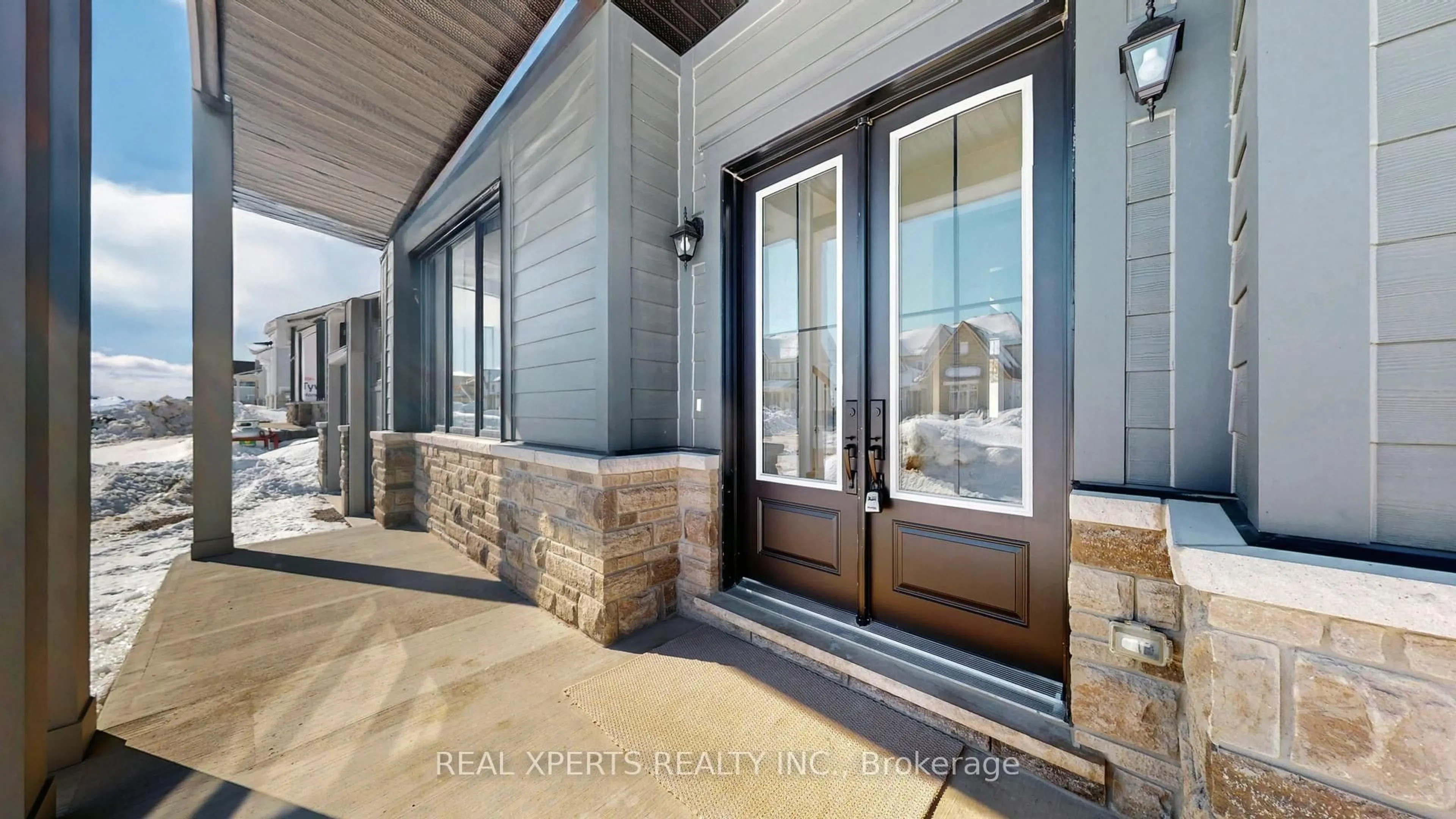 Indoor entryway for 10 Aldwinckle Ave, Oro-Medonte Ontario L0L 2L0