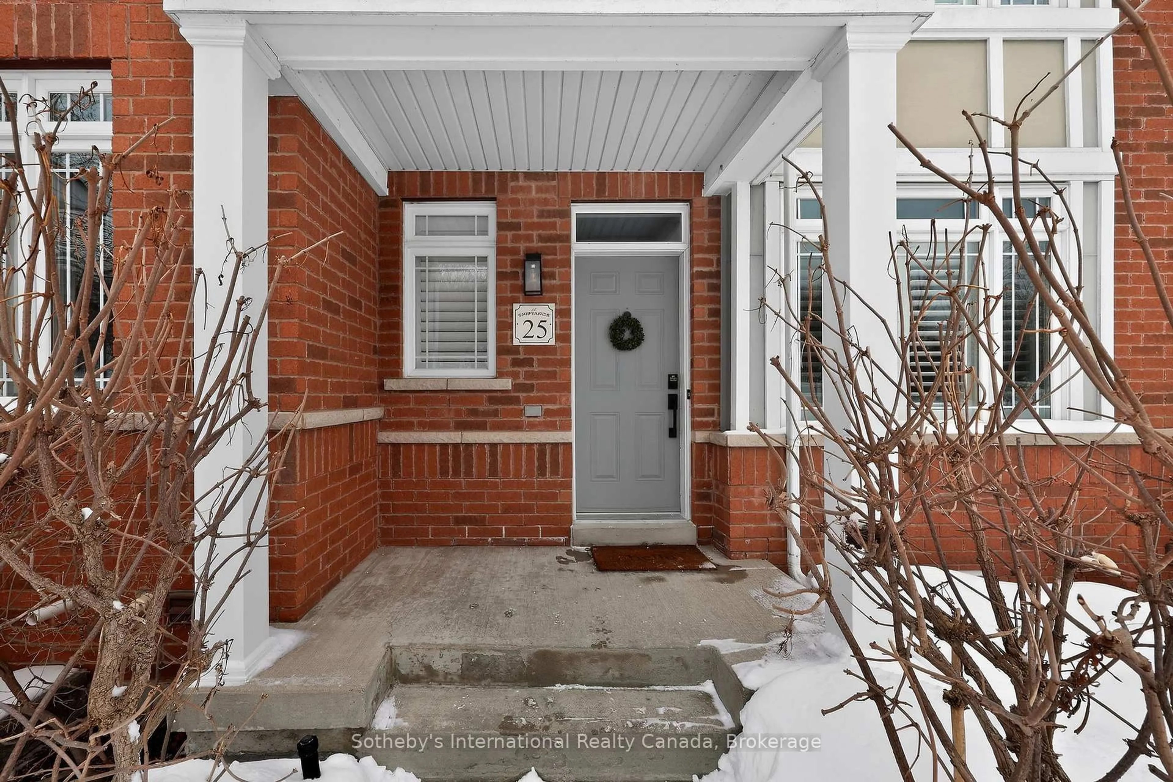 Indoor entryway for 25 North Maple St, Collingwood Ontario L9Y 0J8
