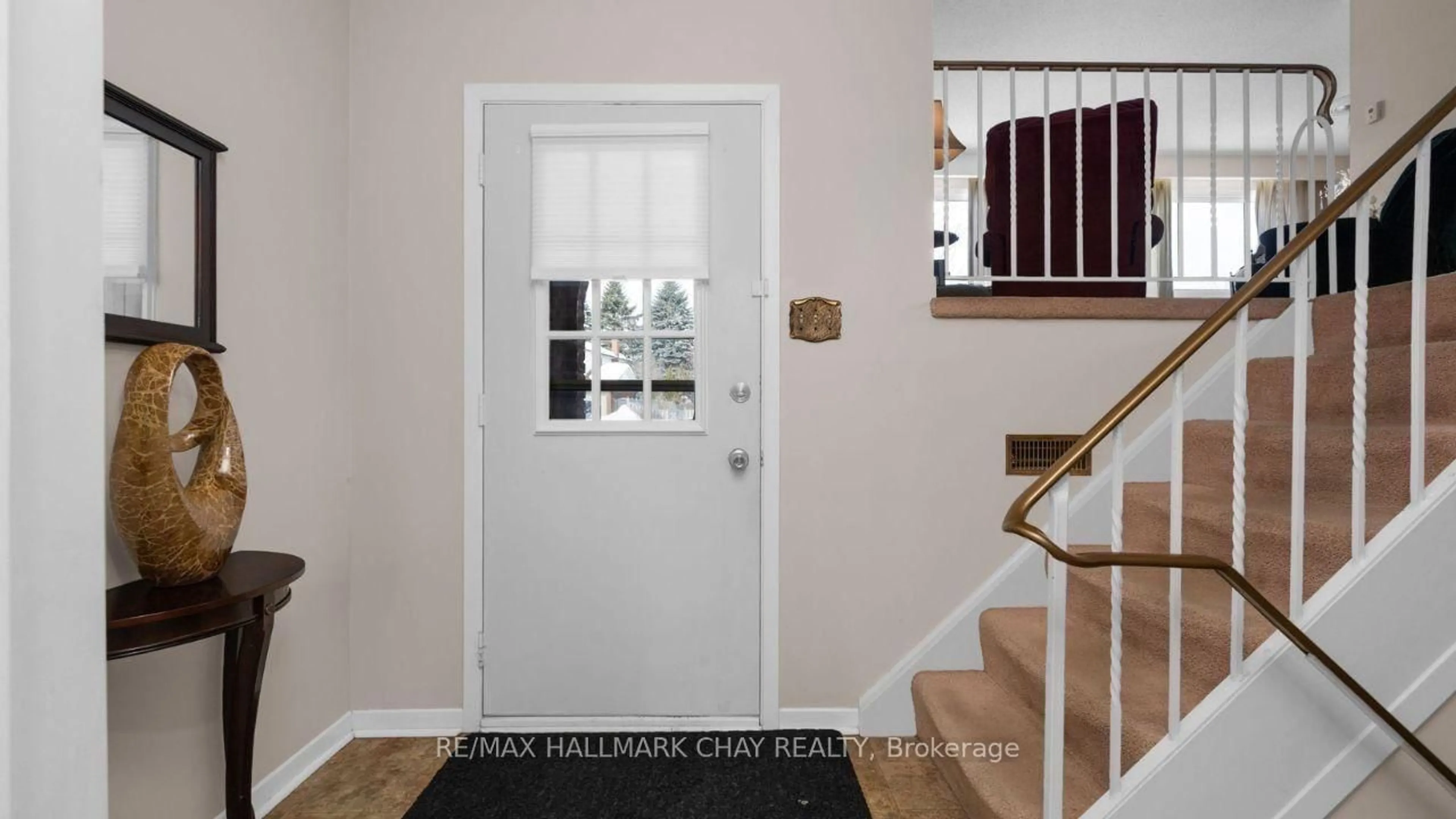 Indoor entryway for 13 Grand Pl, Barrie Ontario L4N 4Y3