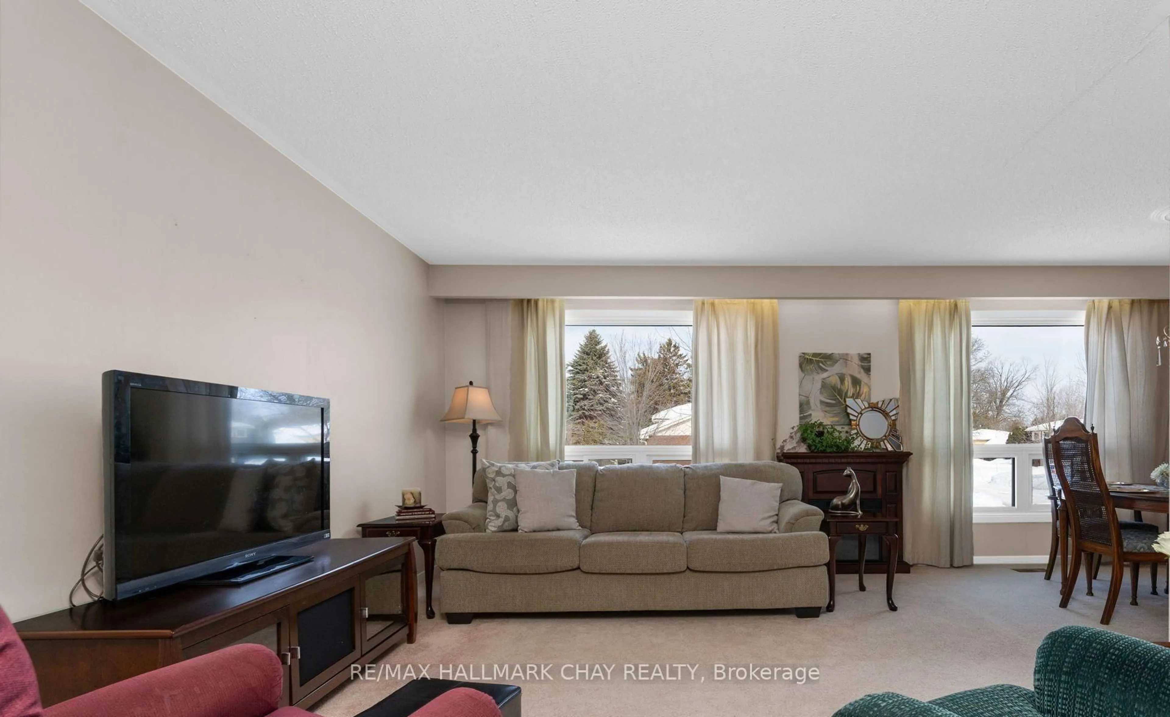 Living room with furniture, unknown for 13 Grand Pl, Barrie Ontario L4N 4Y3