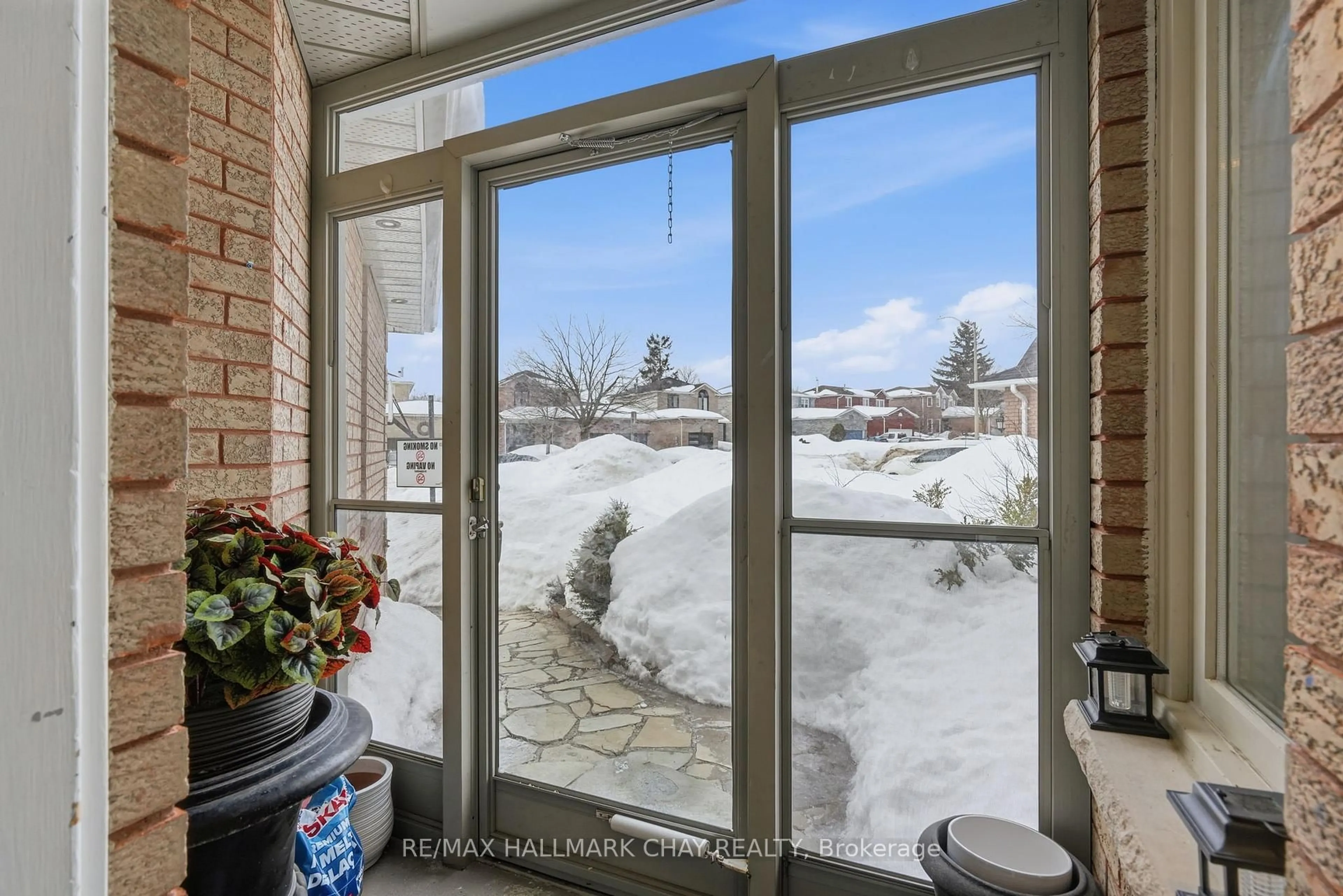 Indoor entryway for 9 Grasett Cres, Barrie Ontario L4N 6Z8