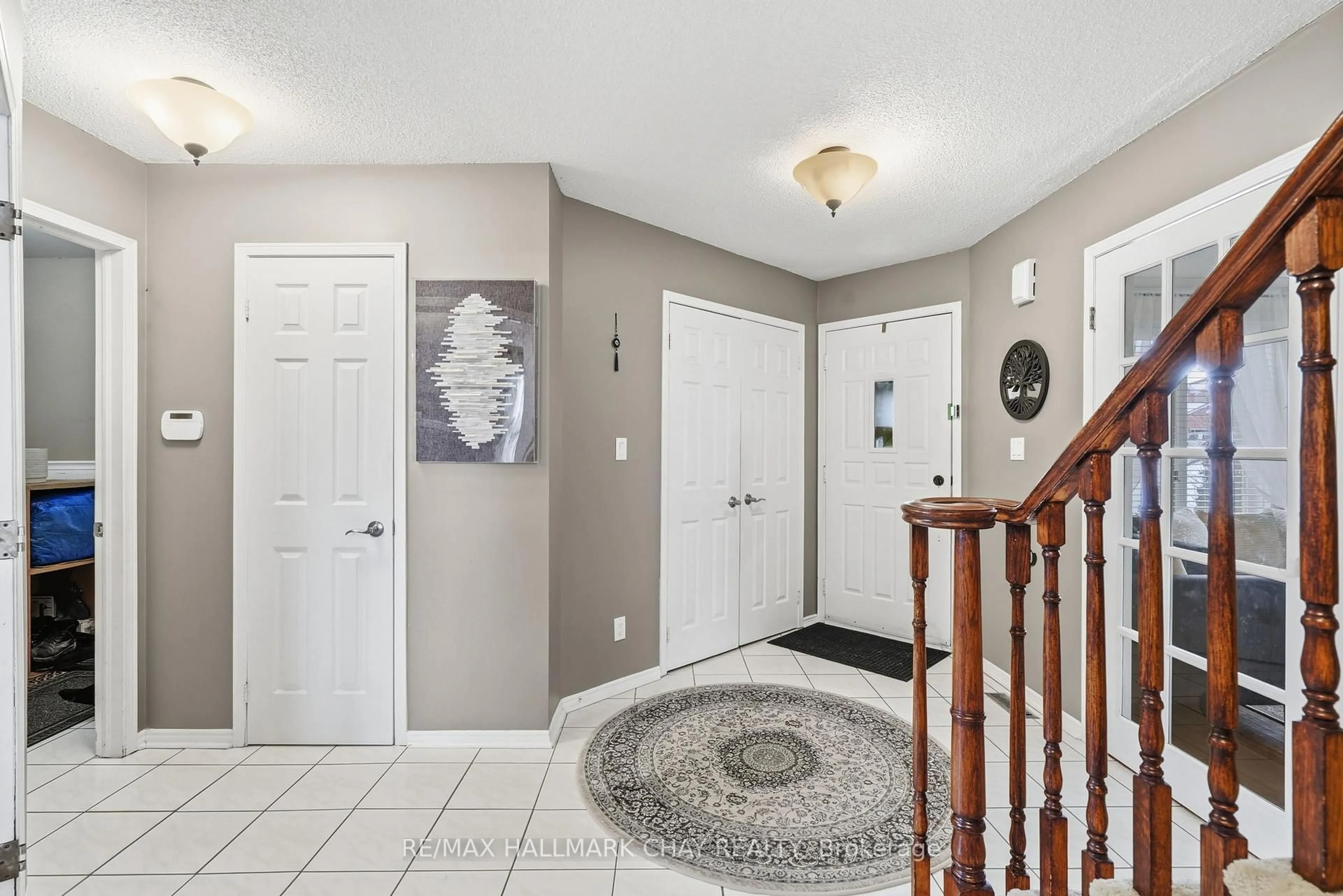 Indoor entryway for 9 Grasett Cres, Barrie Ontario L4N 6Z8