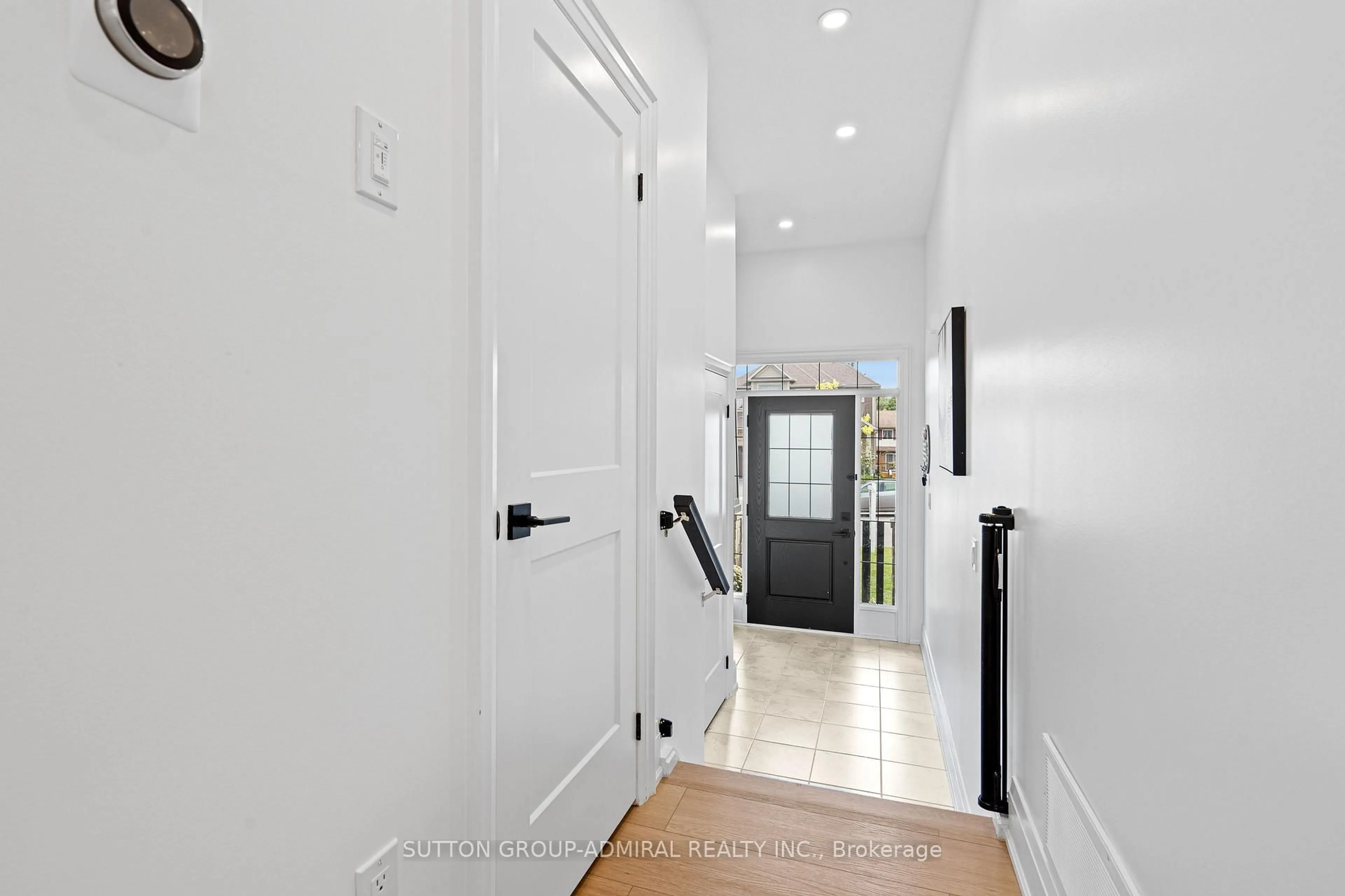 Indoor entryway for 1026 Wright Dr, Midland Ontario L4R 0E4