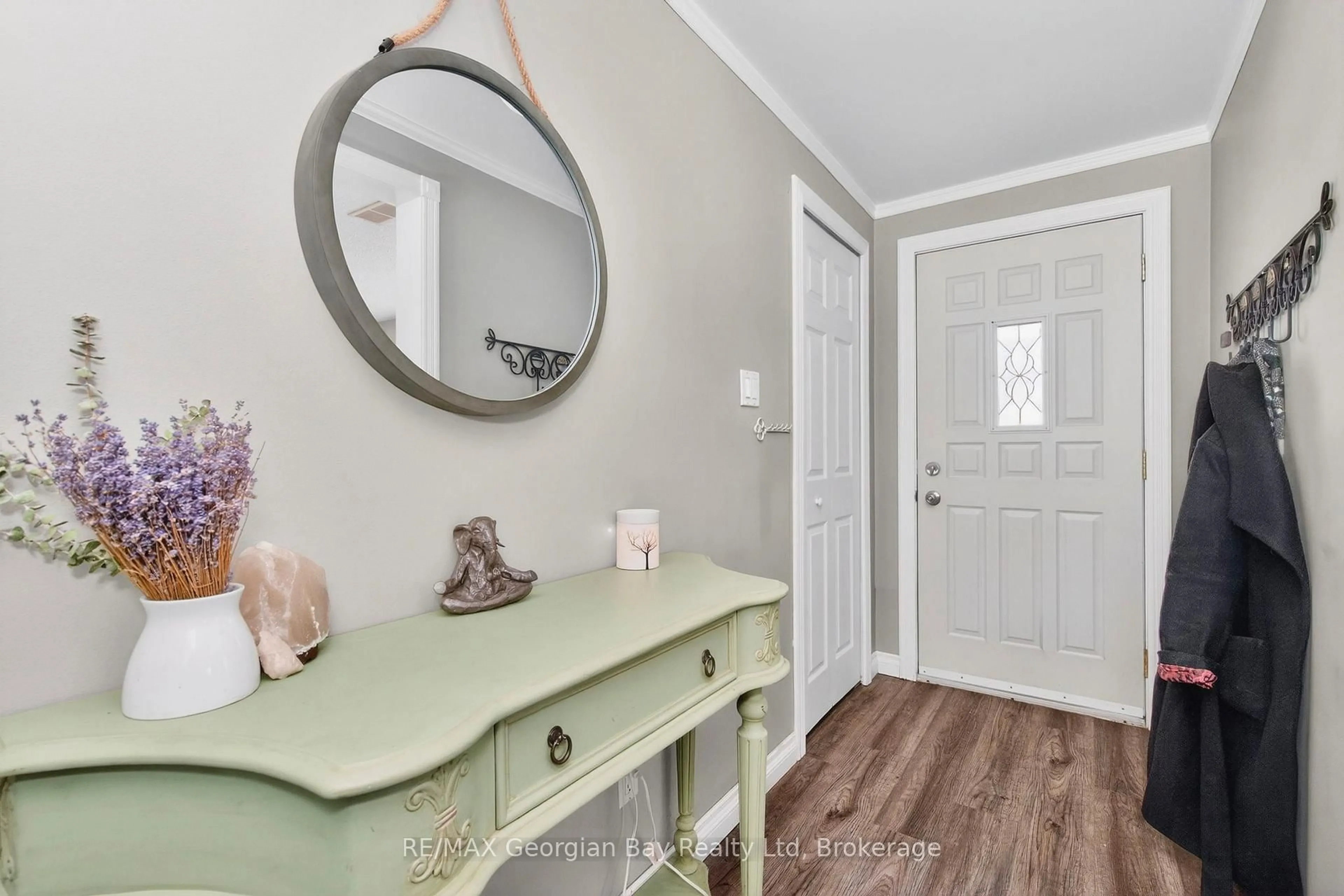 Indoor entryway for 382 Rope Blvd, Tay Ontario L0K 2C0