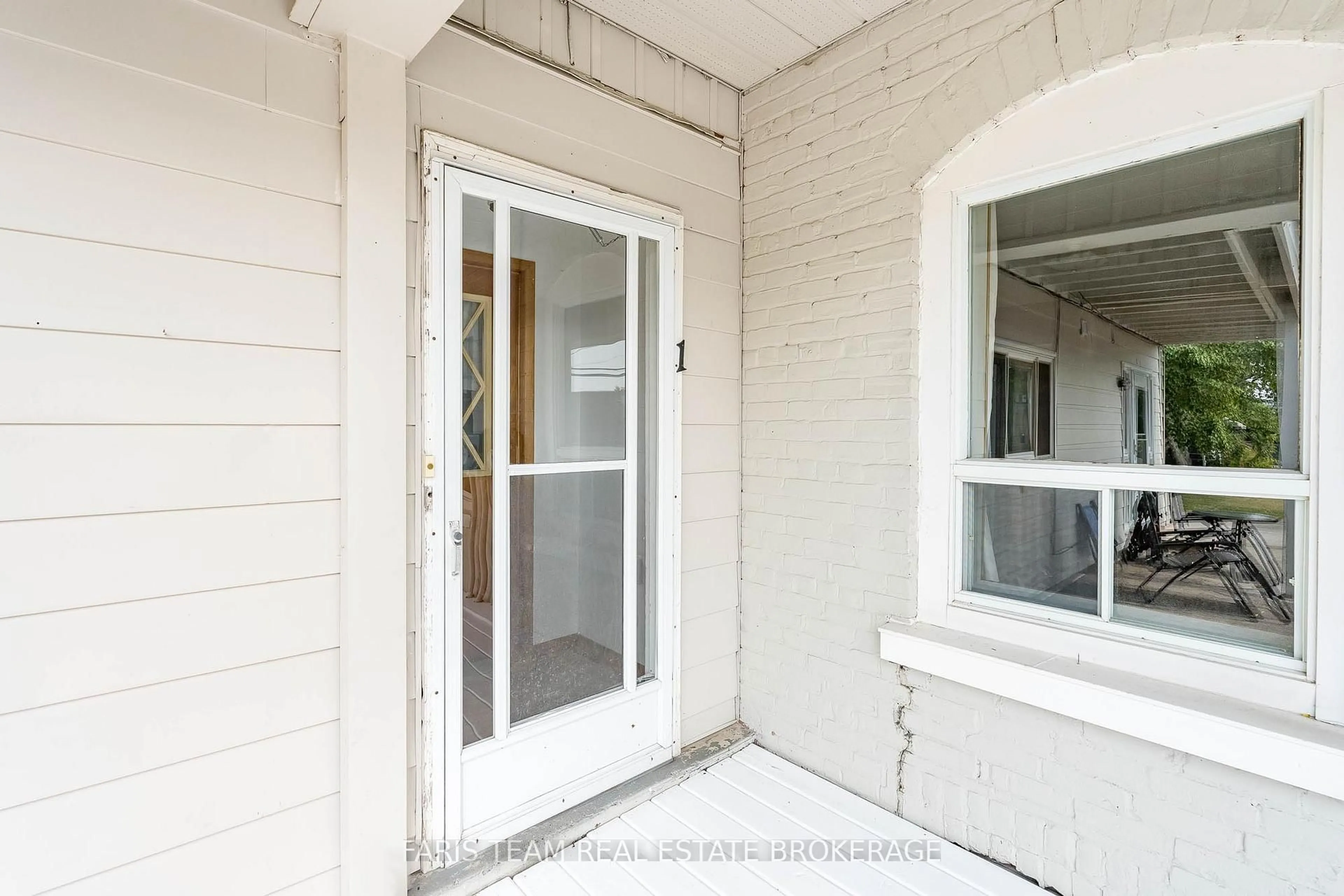 Indoor entryway for 346 Lafontaine Rd, Tiny Ontario L9M 0H1