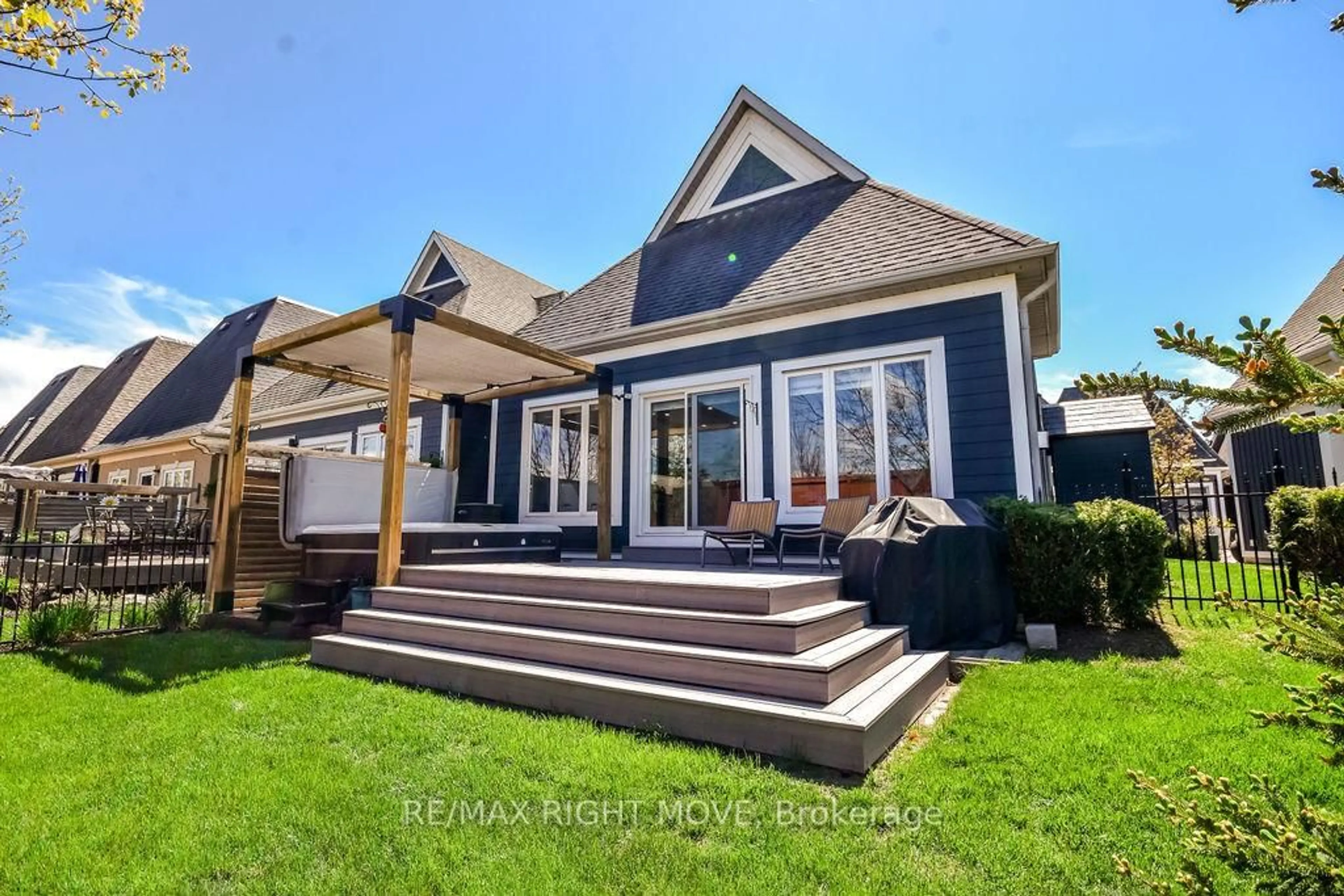 Home with vinyl exterior material, street for 10 INVERMARA Crt #28, Orillia Ontario L3V 0B7