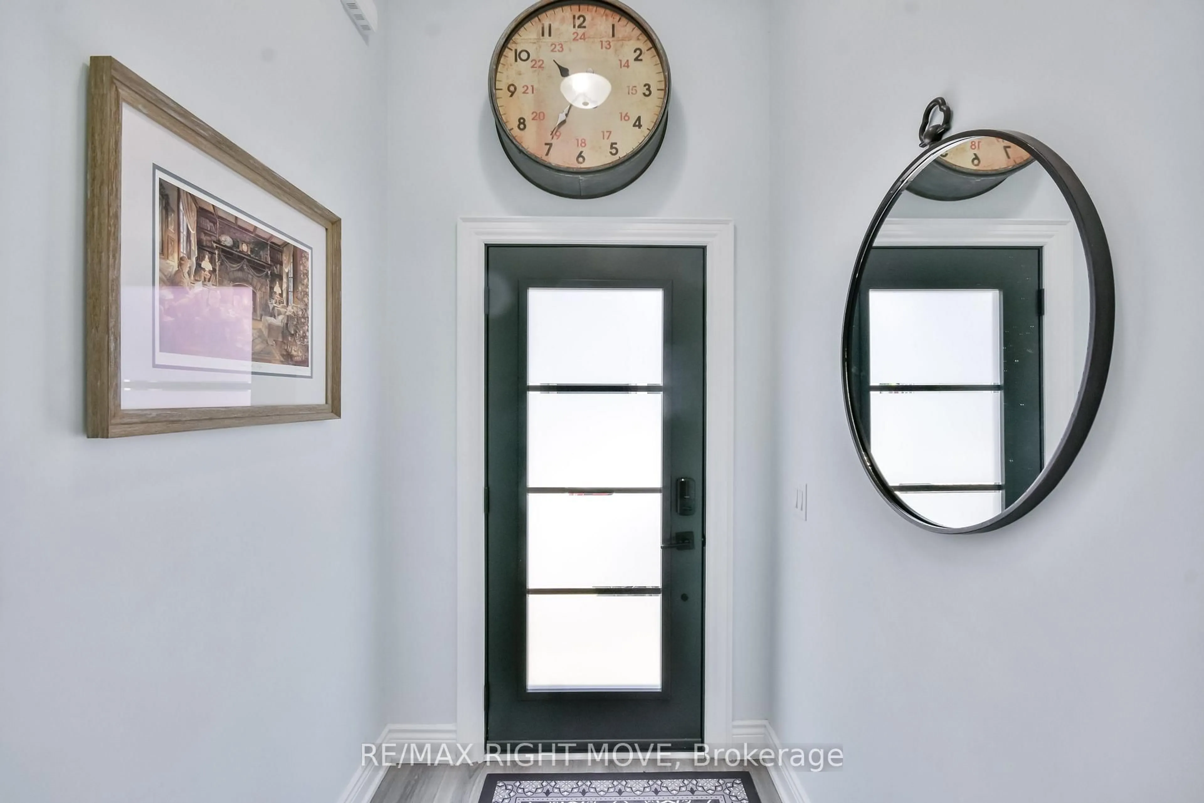 Indoor entryway for 10 INVERMARA Crt #28, Orillia Ontario L3V 0B7