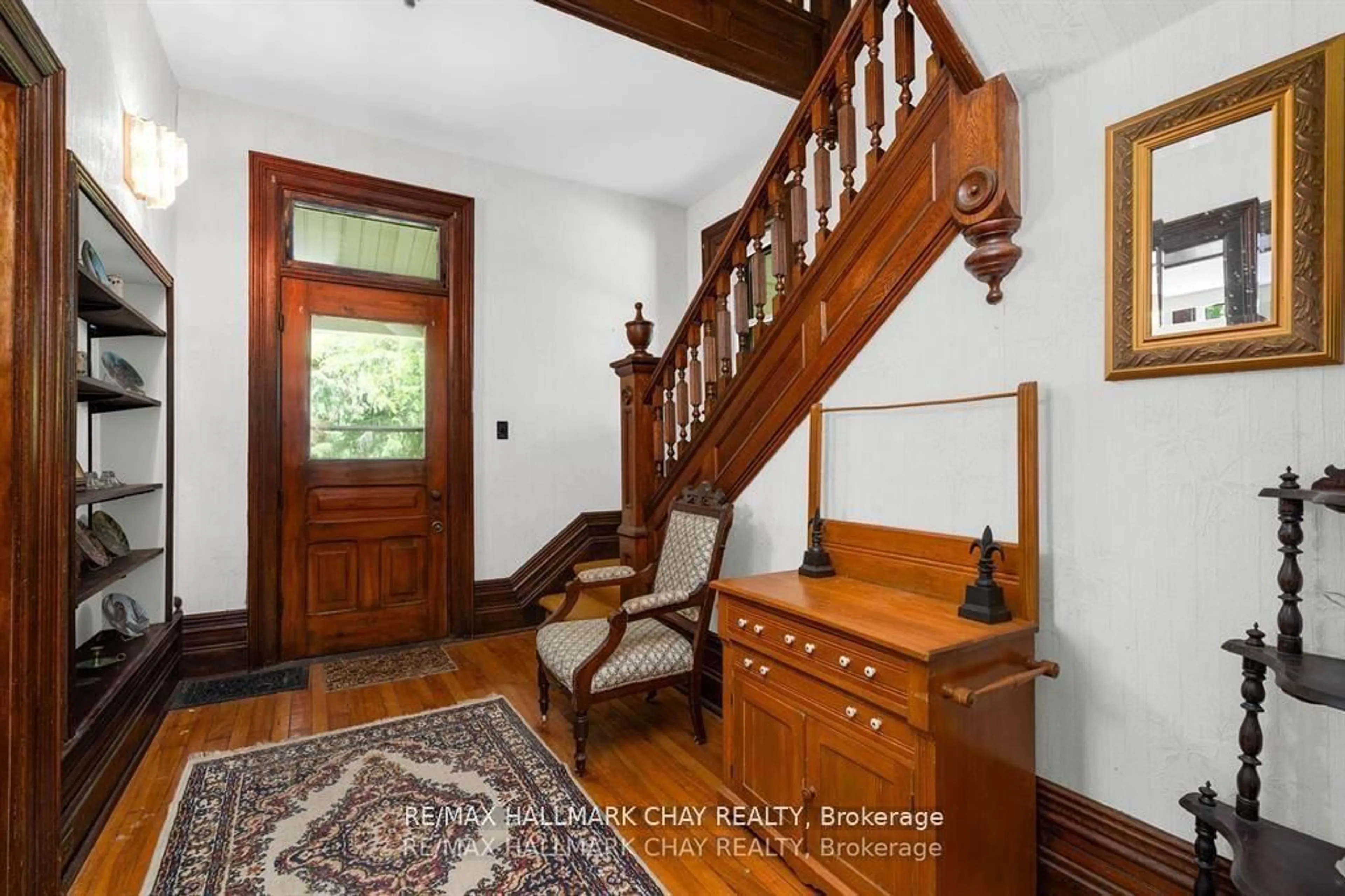 Indoor foyer for 1407 Flos 8 Rd, Springwater Ontario L0L 1P0