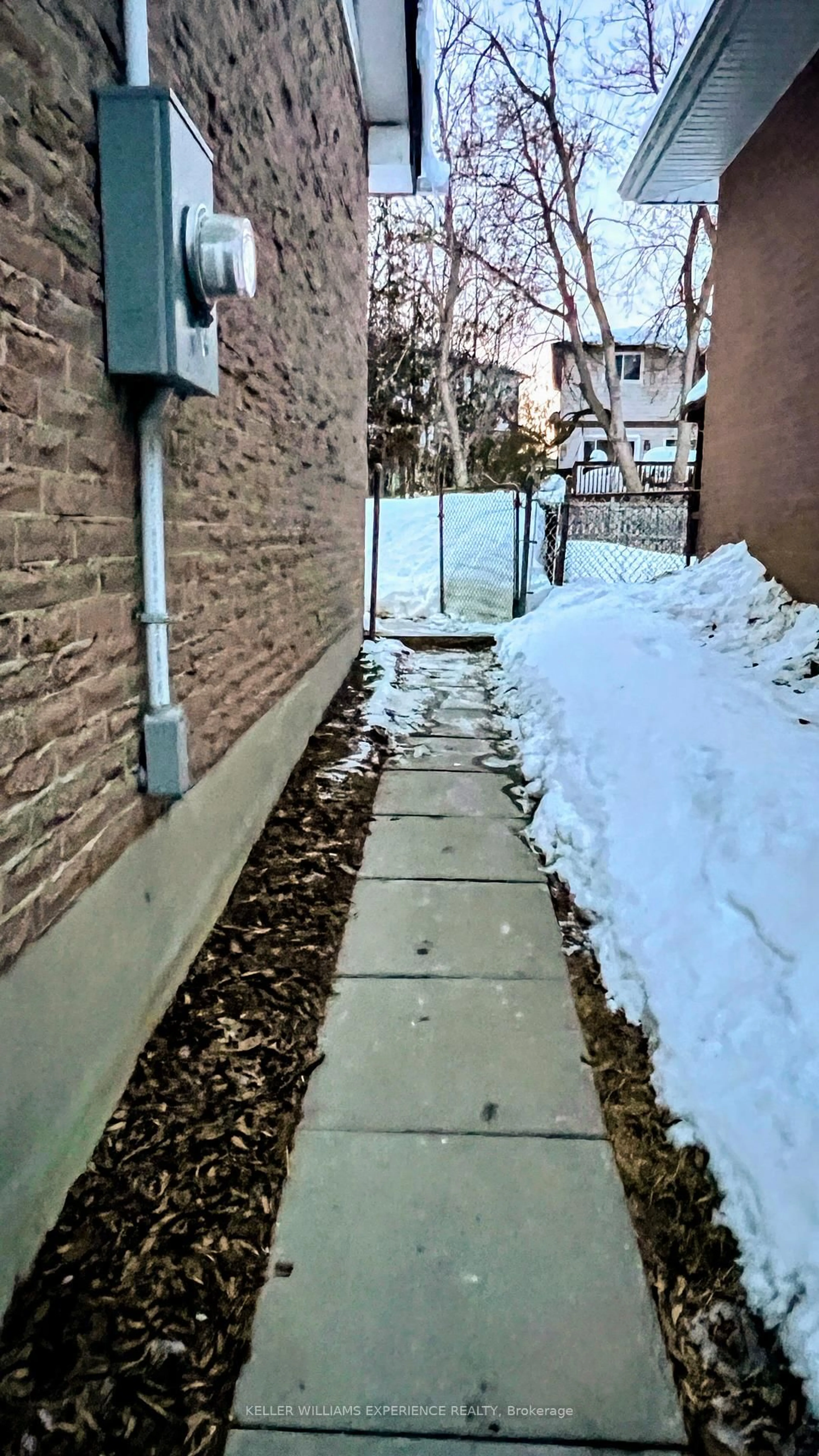 Patio, street for 158 CUNDLES Rd, Barrie Ontario L4M 2Z9