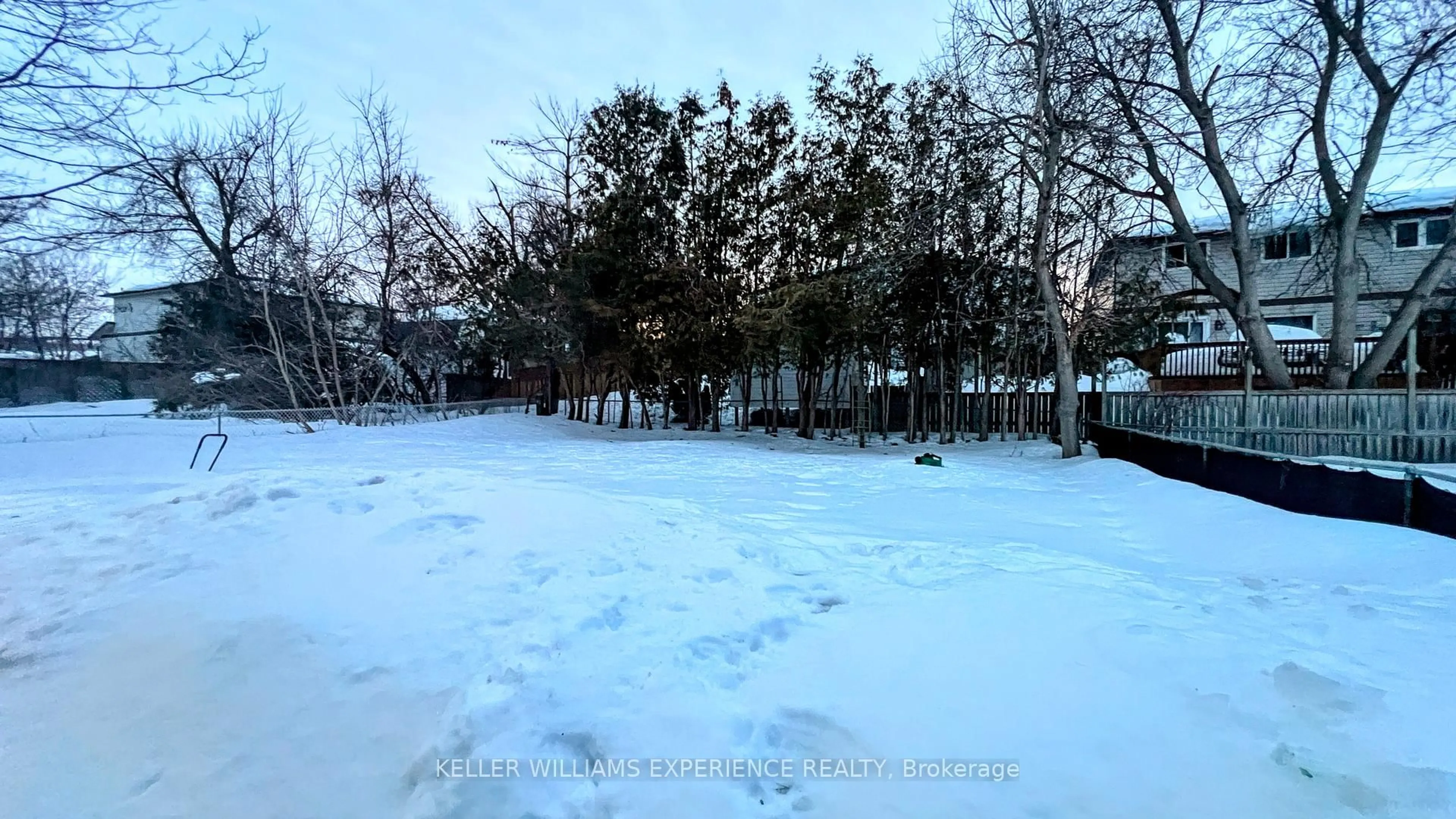 Blurry image for 158 CUNDLES Rd, Barrie Ontario L4M 2Z9