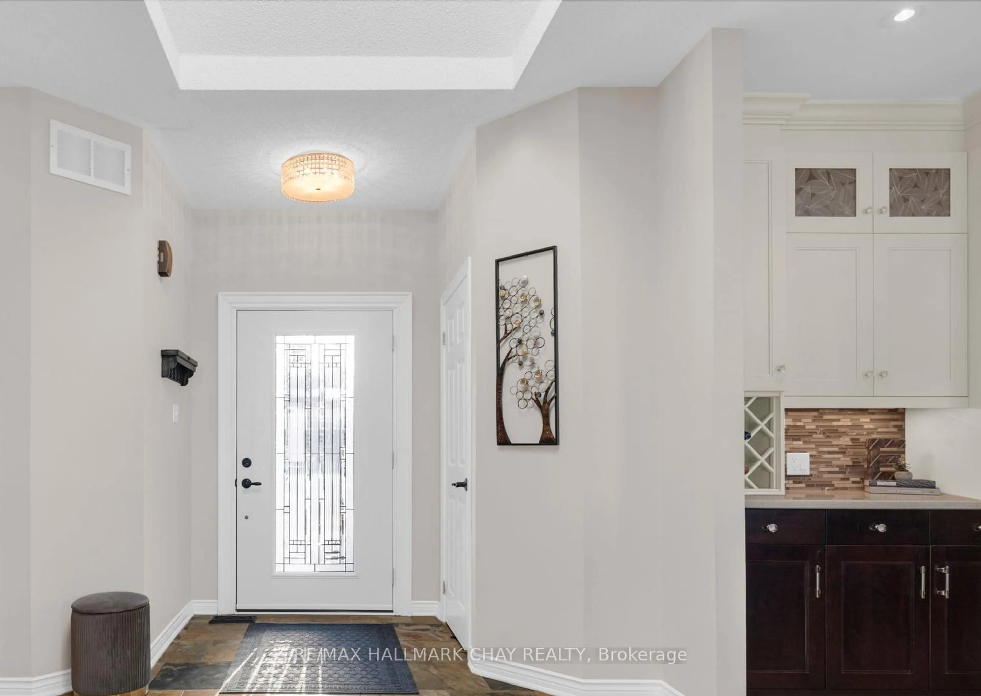 Indoor entryway for 37 Brookfield Cres, Barrie Ontario L4N 9R6