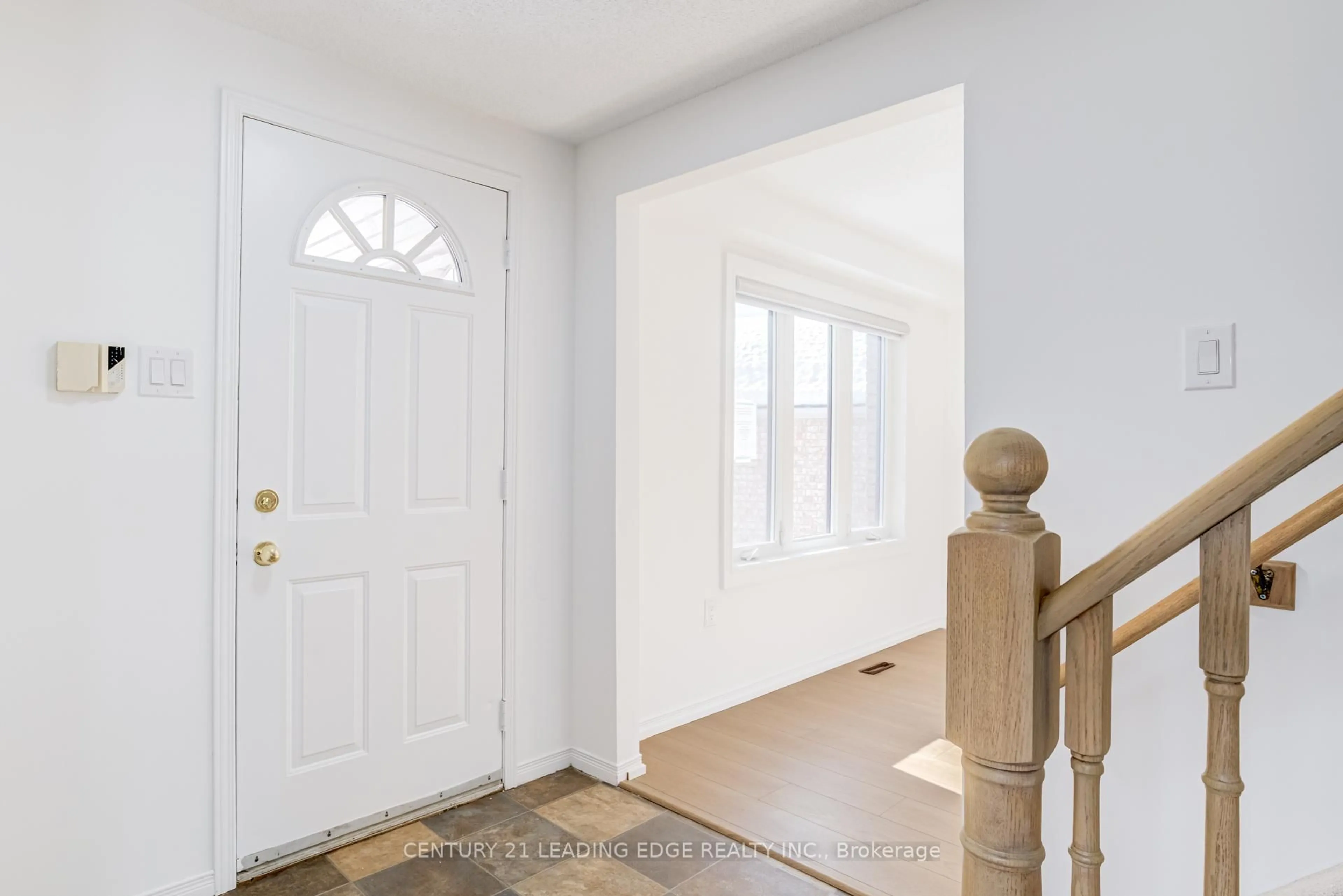Indoor entryway for 7 Nugent Crt, Barrie Ontario L4N 7A9