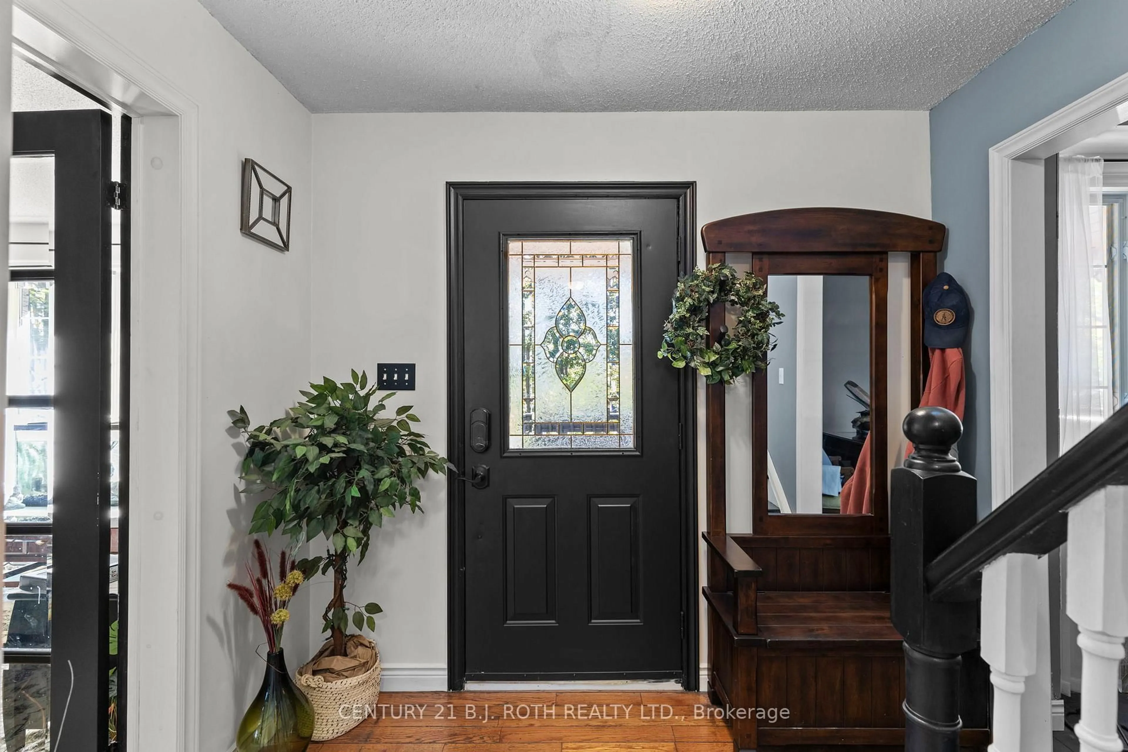 Indoor entryway for 53 SLALOM Dr, Oro-Medonte Ontario L0K 1N0